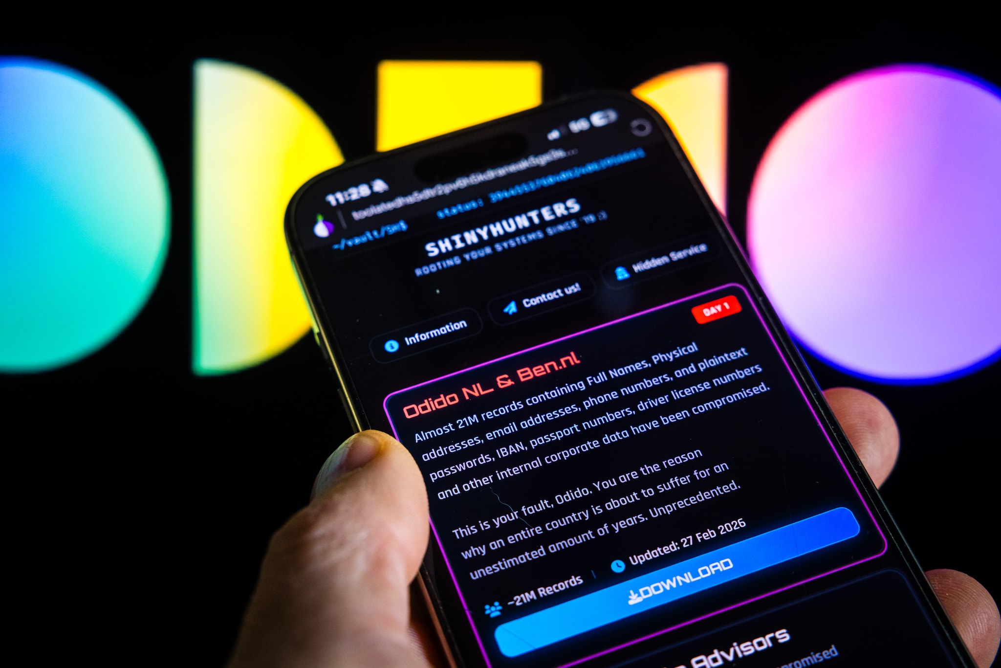 ILLUSTRATIEF - Een mobiele telefoon met de website van Shinyhunters op het Darkweb waar de gegevens van Odido te downloaden zijn. De hackersgroep heeft ruim 21 miljoen regels aan persoonsgegevens vrijgegeven nadat de telecomprovider verzuimd heeft losgeld te betalen. Een mobiele telefoon met de website van Shinyhunters op het Darkweb waar de gegevens van Odido te downloaden zijn. De hackersgroep heeft ruim 21 miljoen regels aan persoonsgegevens vrijgegeven nadat de telecomprovider verzuimd heeft losgeld te betalen. Afbeelding: Rob Engelaar.
