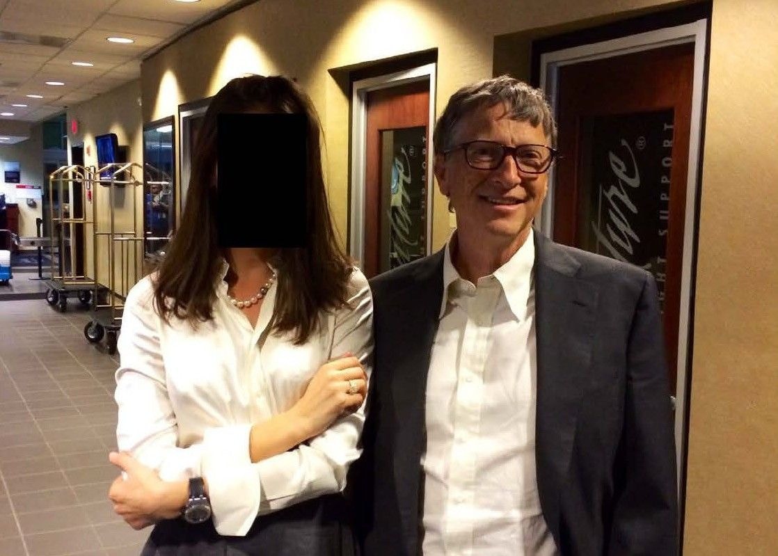 Democraten van de House Oversight-commissie geven nieuwe foto's van het landgoed van Jeffrey Epstein vrij aan het publiek. Dit is Bill Gates met een onbekende persoon wiens gezicht onleesbaar is gemaakt. (Bron afbeelding:  Epstein Estate/House Oversight/ZUMA Press Wire) De House Oversight-commissie heeft weer nieuwe foto’s vrijgegeven gemaakt op het landgoed van Jeffrey Epstein. Dit is een van die vele foto’s: Bill Gates met een onbekende persoon wiens gezicht onherkenbaar is gemaakt. Foto: ANP/ZUMA Press Wire.