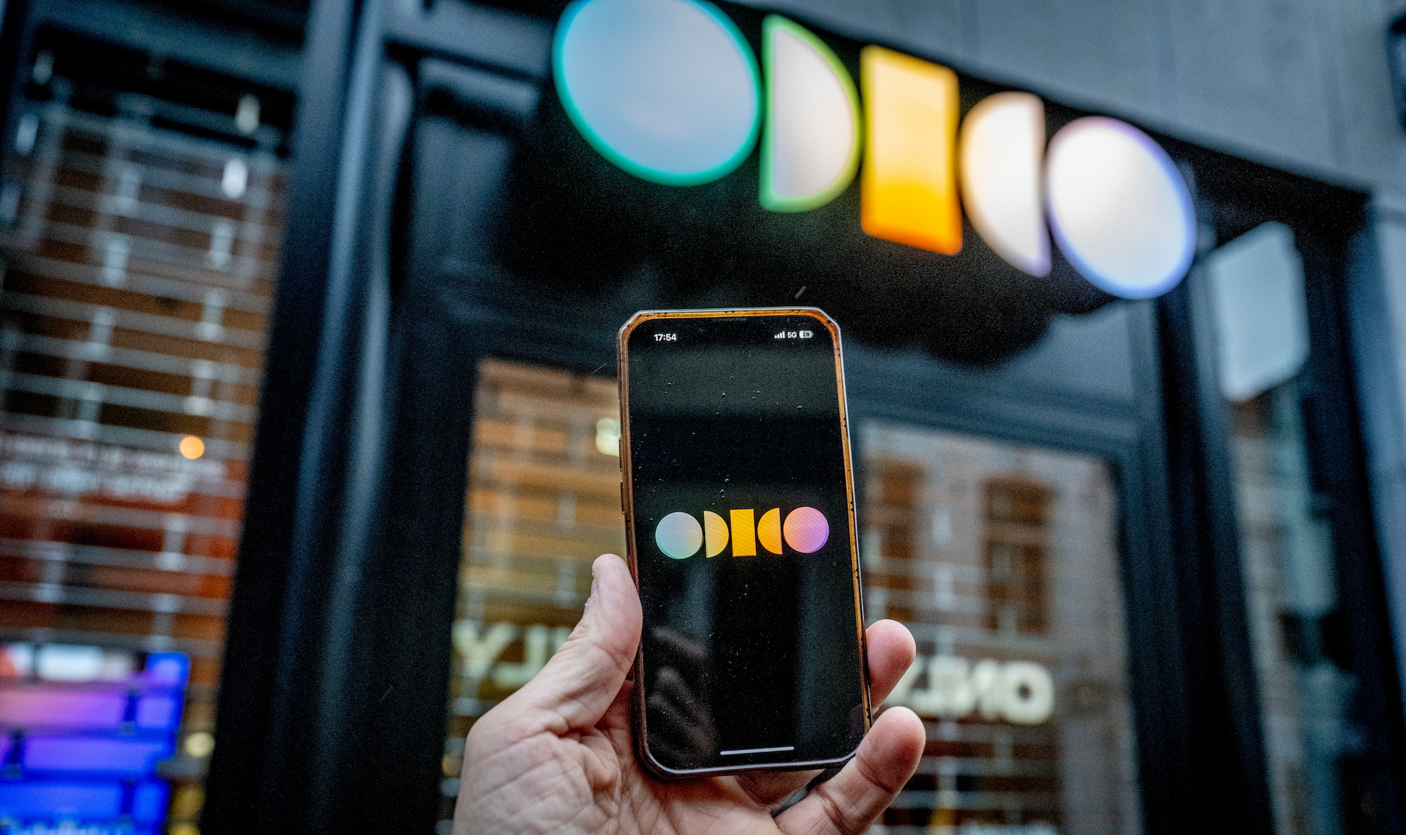 GOUDA  - Een odido winkel . Gegevens miljoenen klanten Odido gelekt bij cyberaanval: namen, adressen en rekeningnummers in handen van hackers ROBIN UTRECHT Merkexpert Ingmar de Lange: ‘Iedereen kan een keer een fout maken. Doe je dan alsof er niks is gebeurd? Of ga je een extra stap zetten en je beste beentje voorzetten?’ Foto: Robin Utrecht.