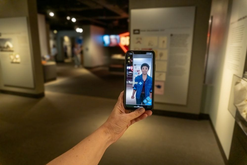 Augmented reality, hier toegepast in een museum.  Augmented reality, hier toegepast in een museum. Foto: Shutterstock.