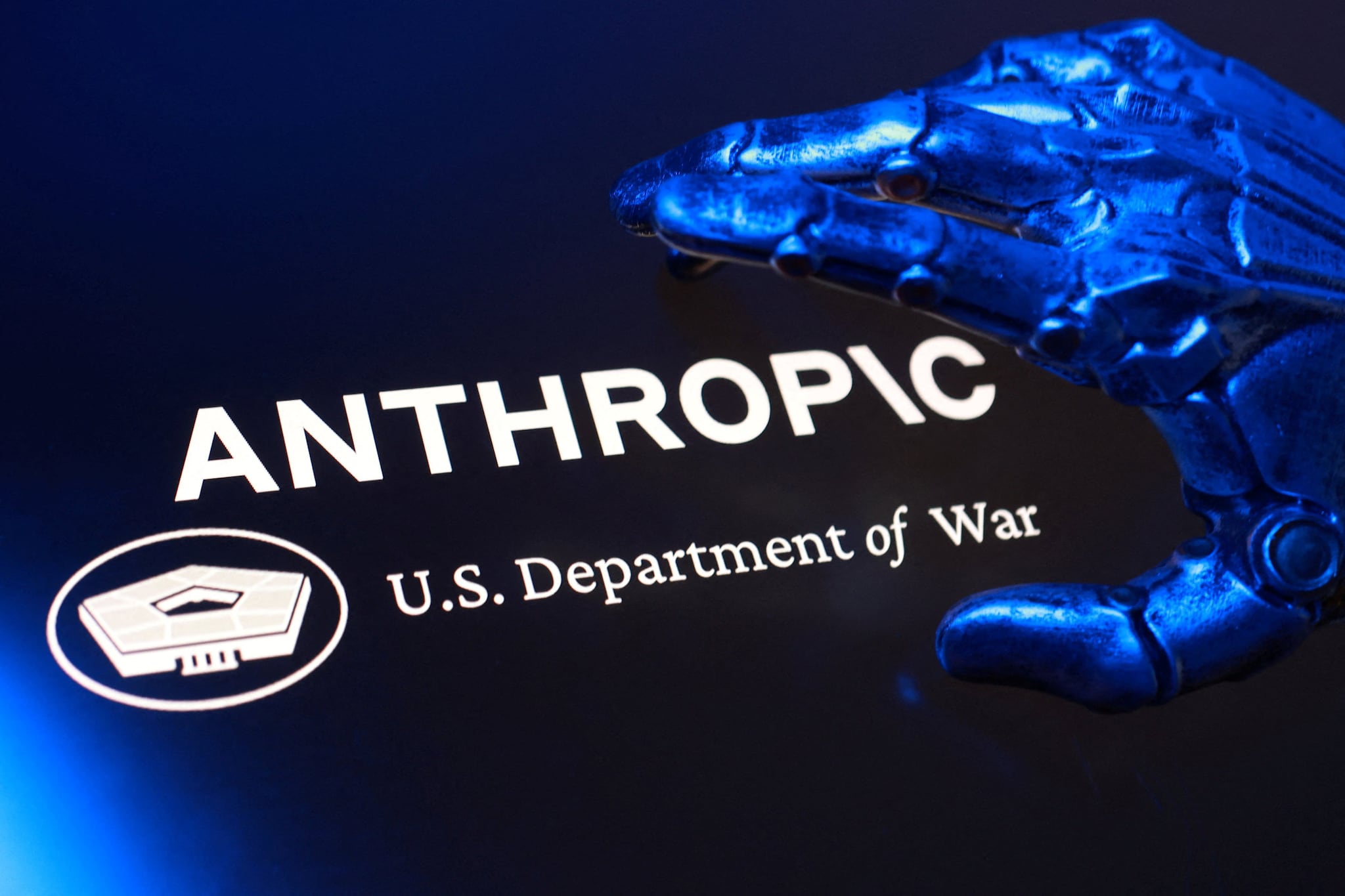 U.S. Department of War and Anthropic logos are seen in this illustration taken March 1, 2026. REUTERS/Dado Ruvic/Illustration Afbeelding: Reuters.