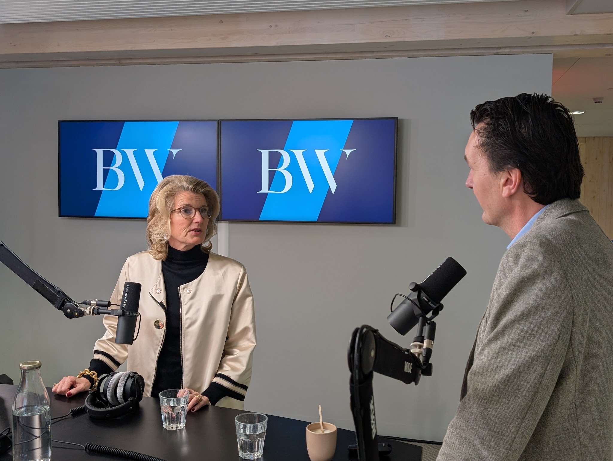 Marguerite Soeteman-Reijnen en Paul van Riessen in At the Top. Foto: BusinessWise Marguerite Soeteman-Reijnen en Paul van Riessen tijdens de live opnames van At the Top. Foto: BusinessWise