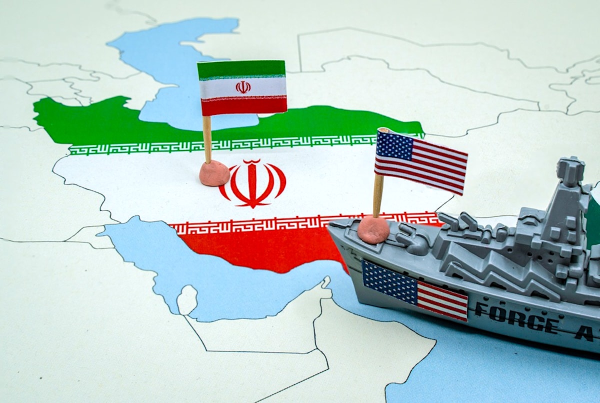 Iran-crisis raakt energie, transport en leveringen. Iran is sinds afgelopen weekeinde in oorlog met Israël en de Verenigde Staten. Als reactie heeft de Iraanse Revolutionaire Garde de Straat van Hormuz afgesloten, met gevolgen voor de economie. Afbeelding: Shutterstock.