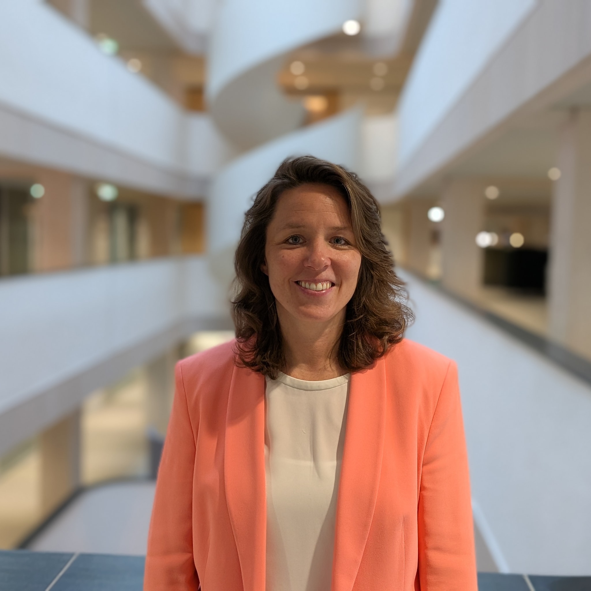 suzan van zutphen asml werd gecondoleerd met haar promotie binnen schiphol