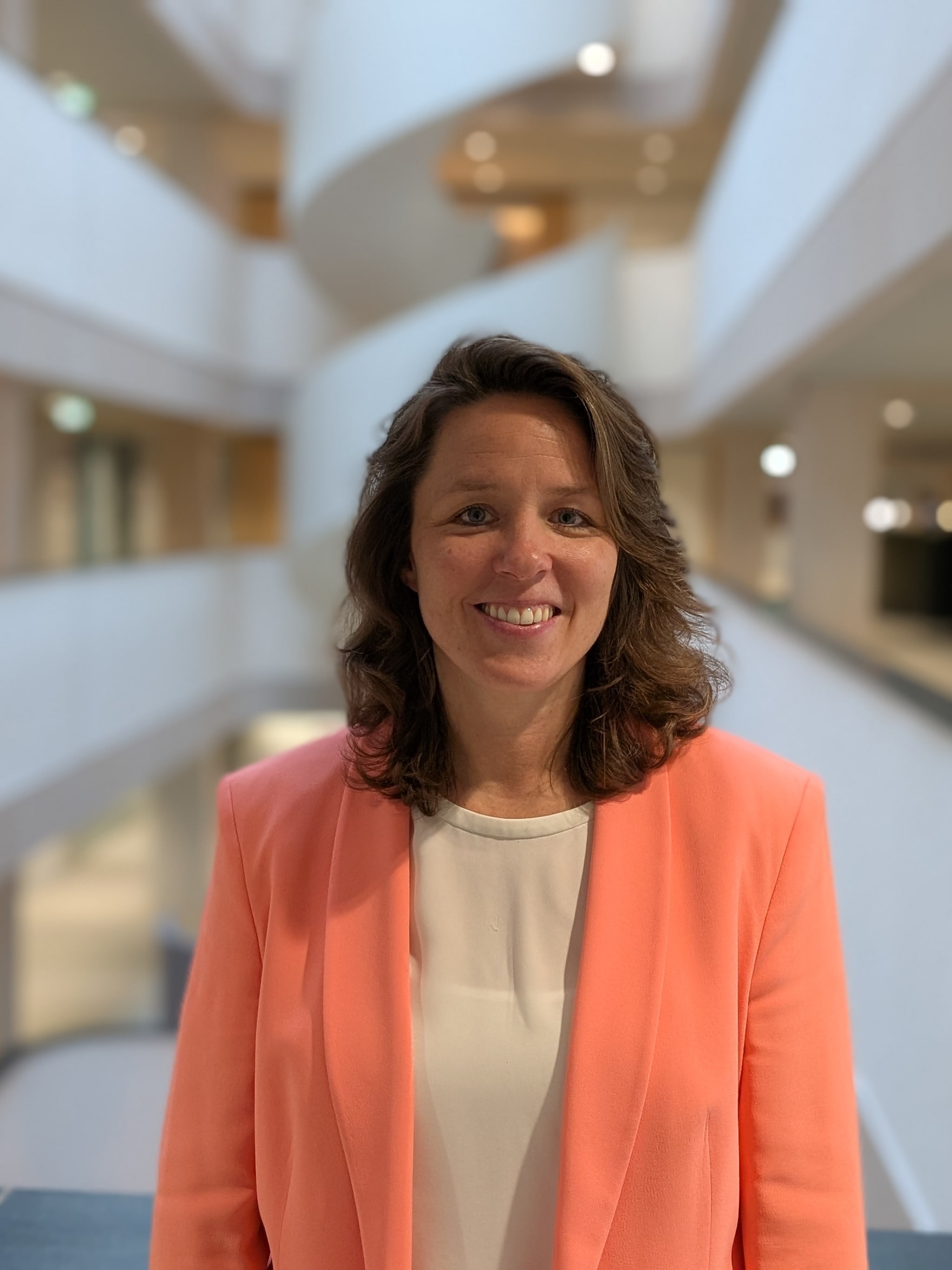 suzan van zutphen asml werd gecondoleerd met haar promotie binnen schiphol