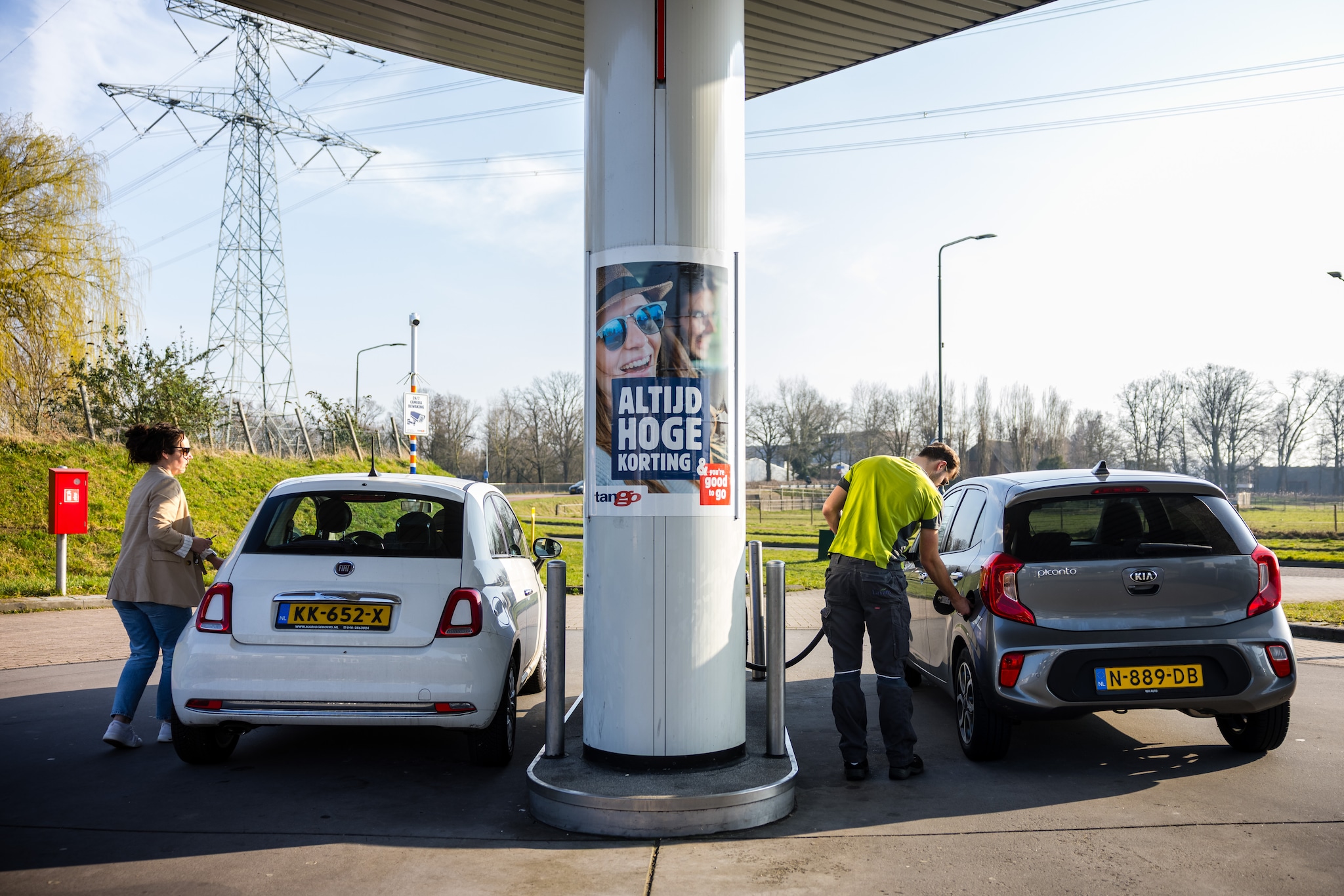 serie afgekocht ADR - MIERLO - Een vrouw tankt benzine bij een onbemand Tango tankstation in Mierlo. Door het militaire conflict in het Midden-Oosten stijgen de prijzen van brandstof in rap tempo. Naar verwachting kan de prijs voor een liter Euro95 oplopen naar 3 euro. Door het militaire conflict in het Midden-Oosten stijgen de prijzen van brandstof in rap tempo. Naar verwachting kan de prijs voor een liter Euro95 oplopen naar 3 euro. Foto: Rob Engelaar.