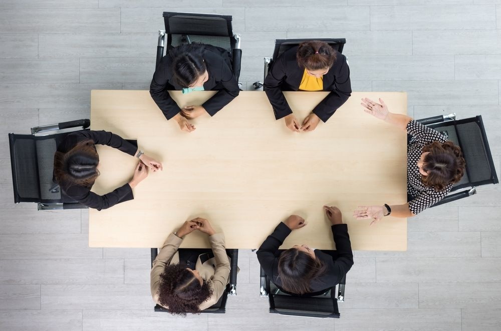 Het aandeel vrouwen in het bestuur van grote Nederlandse bedrijven is verder gestegen. De Sociaal-Economische Raad (SER) meldt dat het aandeel vrouwen eind 2024 is toegenomen naar gemiddeld 17,3 procent, 2 procentpunt meer dan een jaar eerder. De groei van de man-vrouwverhouding in de raad van commissarissen stagneerde echter. De SER meldt dat het aandeel vrouwen eind 2024 is toegenomen naar gemiddeld 173&„ 2 procentpunt meer dan een jaar eerder. Foto: Shutterstock.