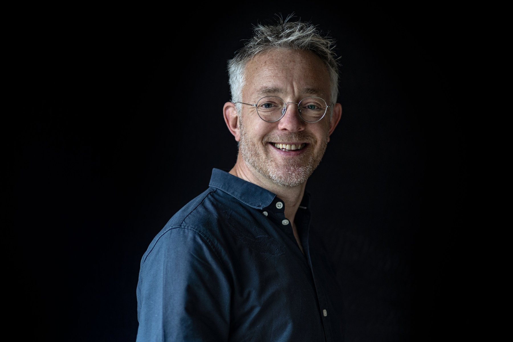 Merkstrateeg Ingmar de Lange. Merkstrateeg Ingmar de Lange: ‘Bedrijven schieten in de reflex om uitglijders te verkleinen, maar je kunt die beter benoemen en vergroten. Zo trek je de aandacht van het momentum naar je toe. Want mensen hebben intuïtief sympathie voor iemand die eerlijk over zijn fouten durft te zijn’.