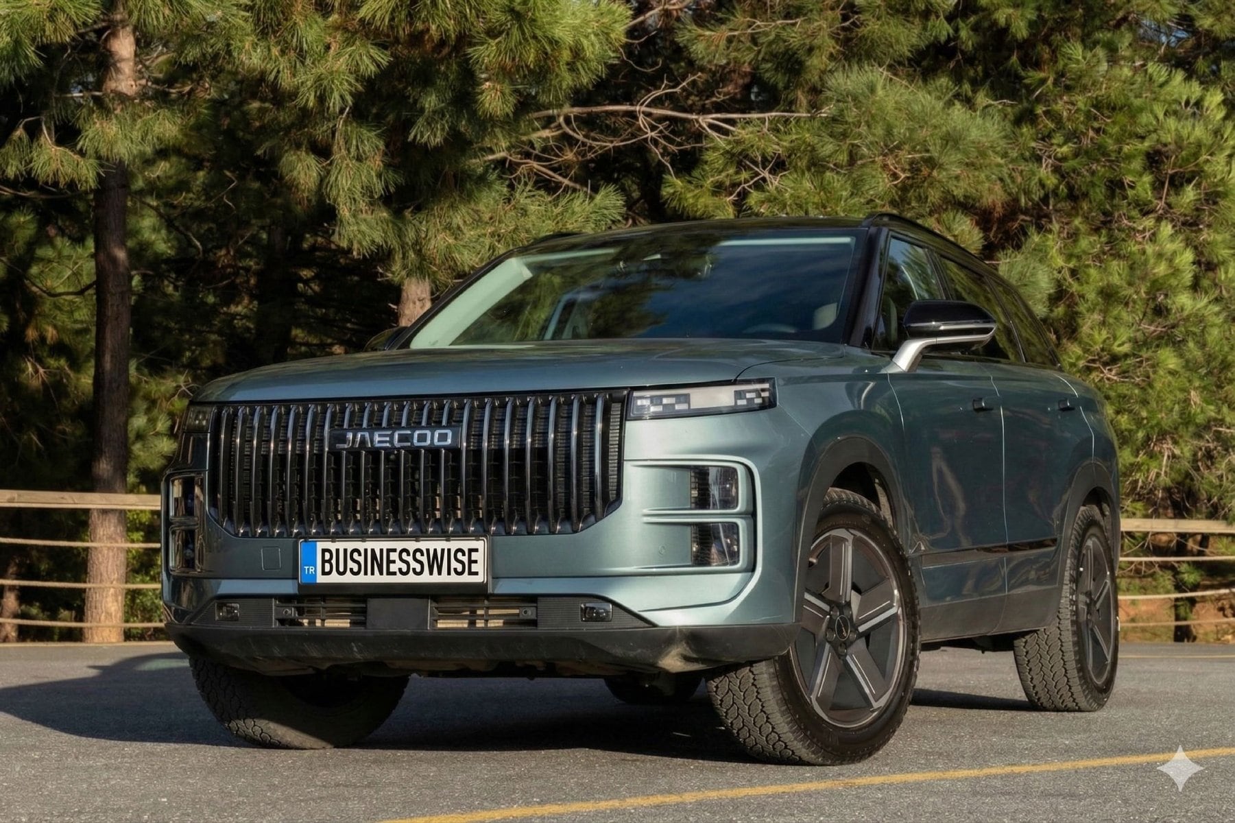 Het Chinese OmodaJaecoo lijkt het wél te redden in Nederland. Door verkoop in fysieke showrooms. De OmodaJaecoo 5 EV. Foto: Shutterstock/AI.