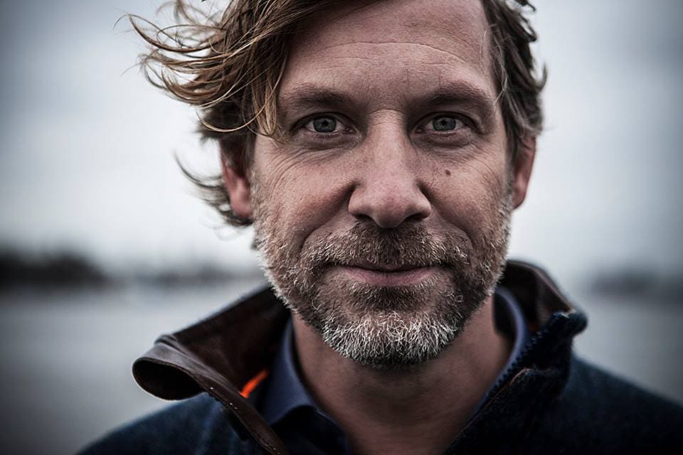 Martijn Aslander, onder meer stand up filosoof. Martijn Aslander: ‘Wat me al maanden opvalt, is het gemak waarmee mensen voor wie ik veel respect heb, AI wegzetten als volstrekt onbetrouwbaar en dom’. Foto: Seats2Meet.