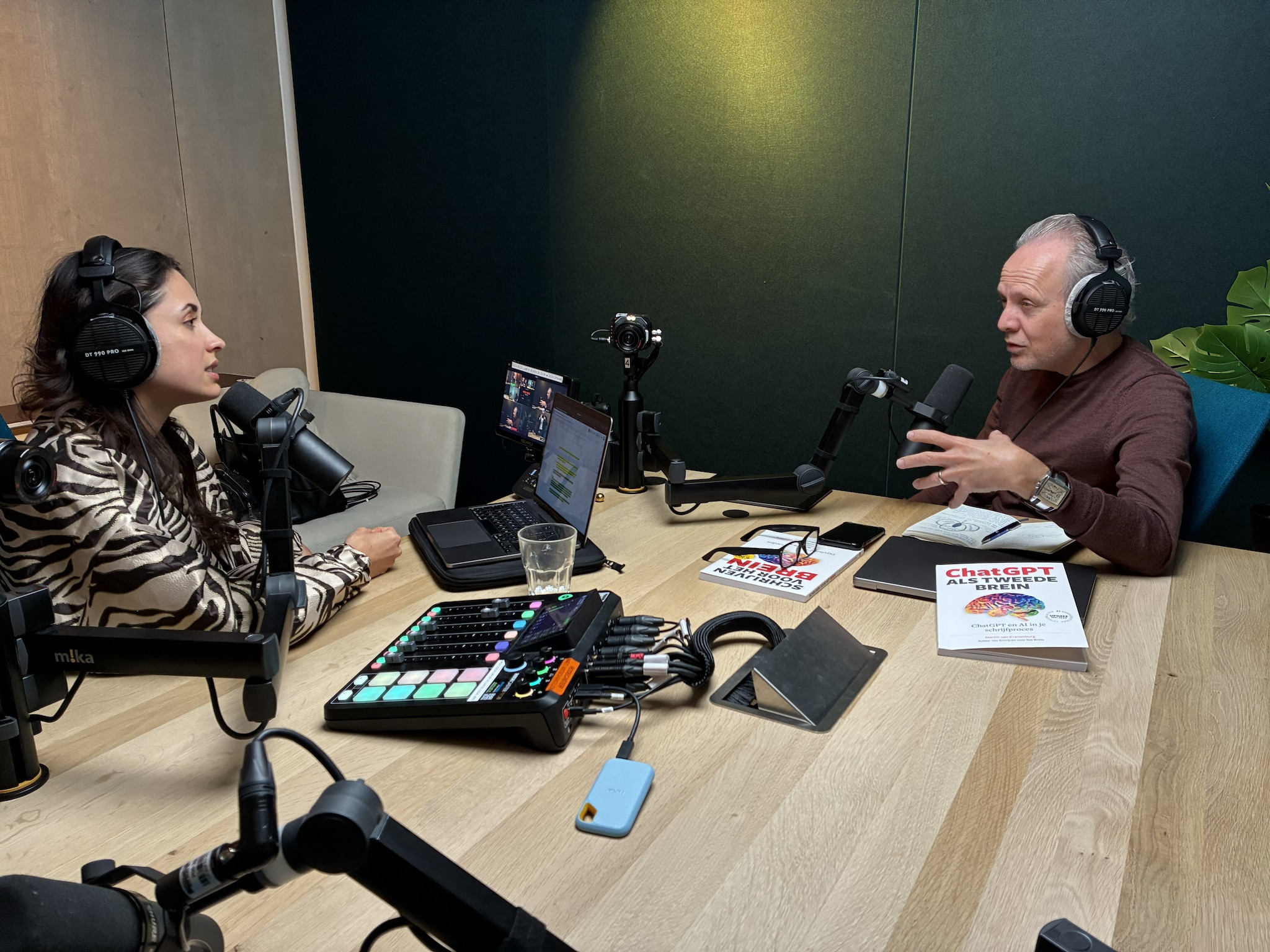 'AI spreker van het jaar 2025' Martin van Kranenburg spreekt in de podcast Lekker Werken met AI met presentator Sascha Worung over de ideale prompt. BusinessWise