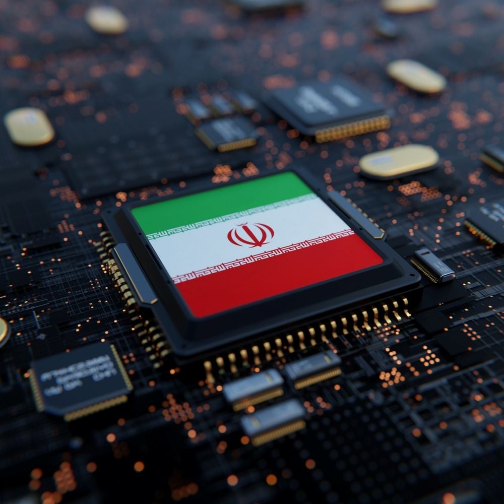 3.000 doelwitten in één week. Allemaal geselecteerd door AI. Het Pentagon zette frontier AI-modellen in om in twaalf uur bijna 900 luchtaanvallen op Iran uit te voeren — meer inlichtingendata verwerkt in één middag dan het volledige CIA-analistenkorps tijdens de hele Golfoorlog.
 Aragorn Meulendijks over AI en de Iran-oorlog: ‘Er is in één middag meer inlichtingendata verwerkt dan het volledige CIA-analistenkorps tijdens de hele Golfoorlog heeft gedaan’. Afbeelding: Shutterstock.