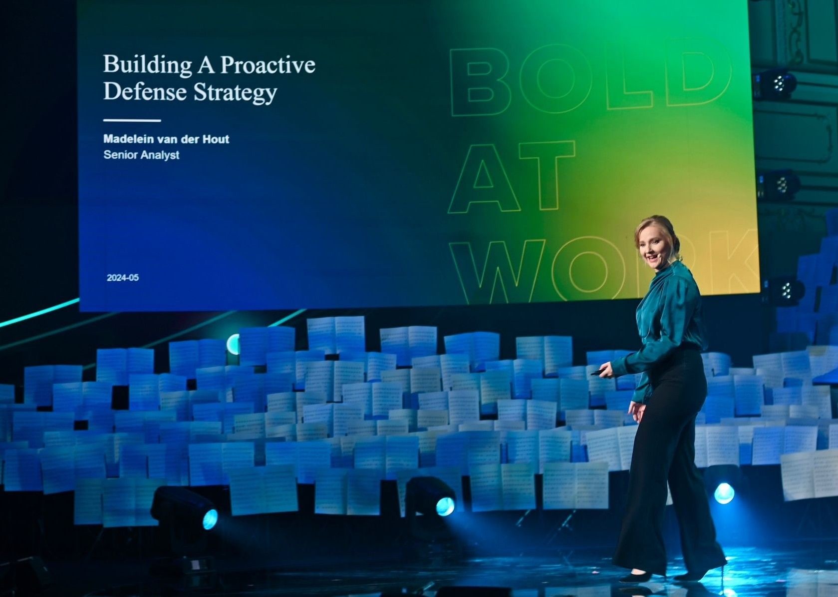 Madelein van der Hout van Forrester, on stage. Madelein van der Hout, hier tijdens een eerdere presentatie on stage. ‘Na een simpele manipulatie lagen volgens de informatie van CodeWall de gecombineerde digitale kroonjuwelen van het hele wereldwijde bedrijf voor het grijpen’.