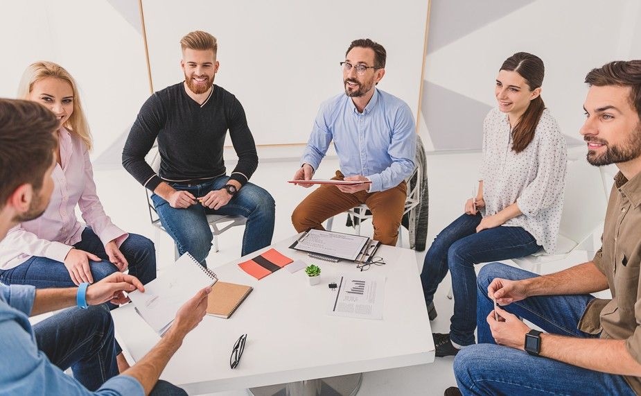 Teammeeting. ‘Veel mensen geven aan dat ze het aanzienlijk makkelijker vinden om een nieuw product te presenteren dan om over zichzelf te praten’, aldus Ulrike Strohscheer. Foto: Shutterstock.