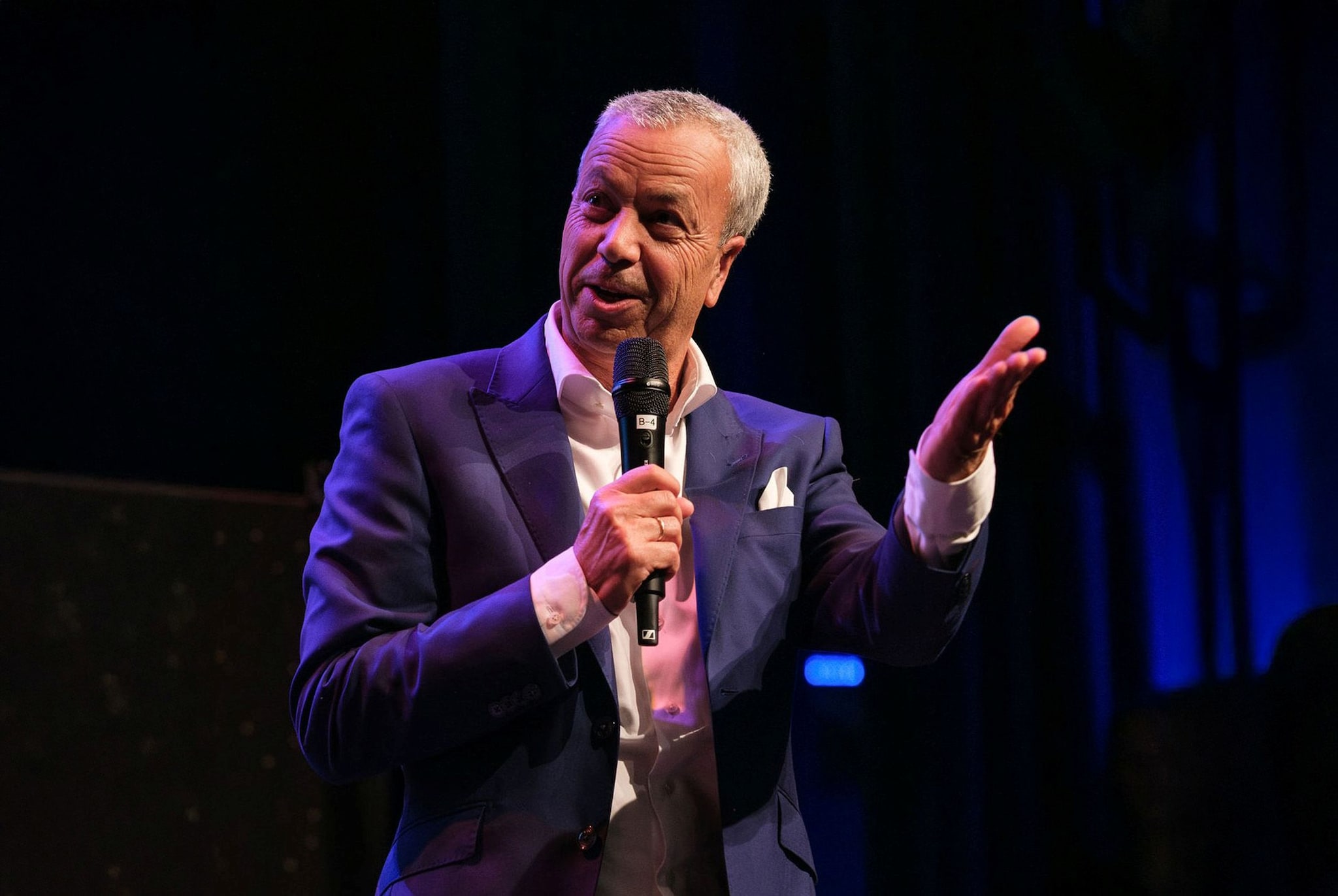 Feike Cats vindt het geweldig als mensen na afloop van een sessie naar hem toe komen en aangeven dat hij ze heeft geïnspireerd. Daar doet hij het voor. Mensen bewust maken van de leuke dingen, de kansen en de rol die jij daarbij kan spelen. Je laten zien dat het vaak eenvoudiger is dan gedacht wordt. De kansen liggen voor het oprapen. Ben jij bereid te bukken? Feike Cats is te boeken als spreker, dagvoorzitter, interviewer, presentator en panellid bij het Sprekershuys. Feike Cats: ‘Burn-out ontstaat niet in één dag. Maar herstel ook niet. Dus wacht niet op beleid, wacht niet op een programma’. Foto: Sprekershuys,