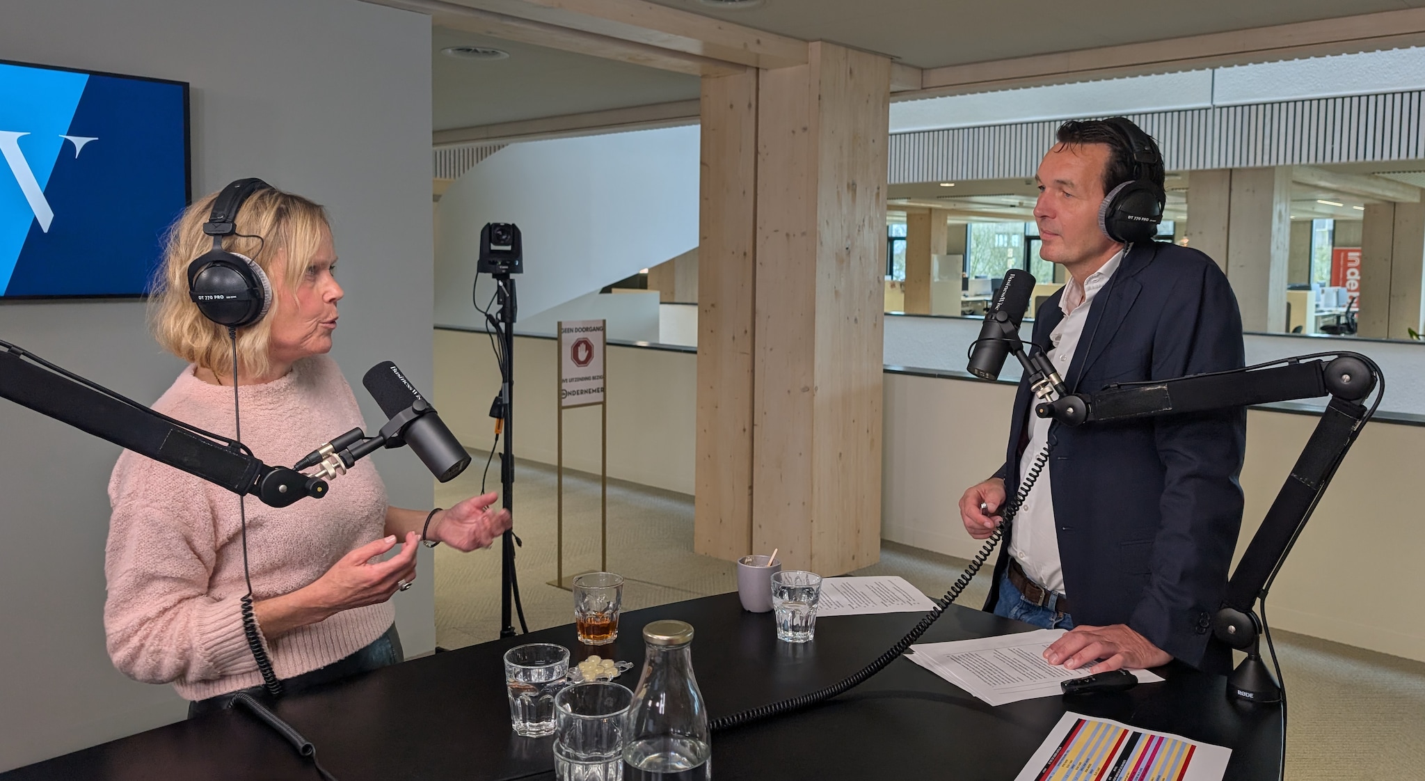 Jorien Castelein en presentator Paul van Riessen in de BusinessWise-studio. Jorien Castelein en presentator Paul van Riessen in de BusinessWise-studio.