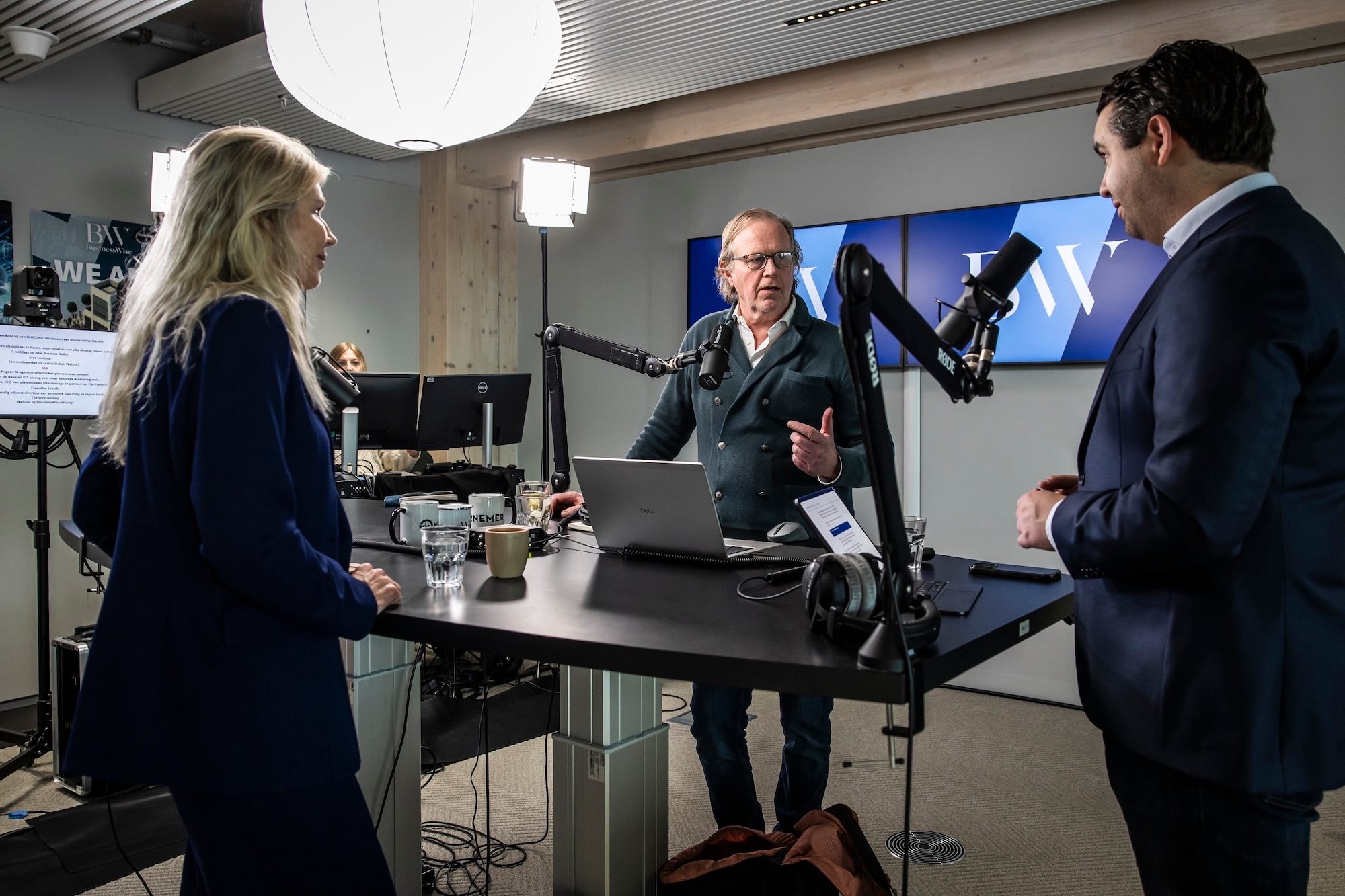 Ineke Kooistra, Guido Pot en Olivier de Neve in de BusinessWise studio. Foto Dingena Mol Ineke Kooistra, Guido Pot en Olivier de Neve (rechts) bespreken de McKinsey-hack in de BusinessWise-studio. Foto Dingena Mol.