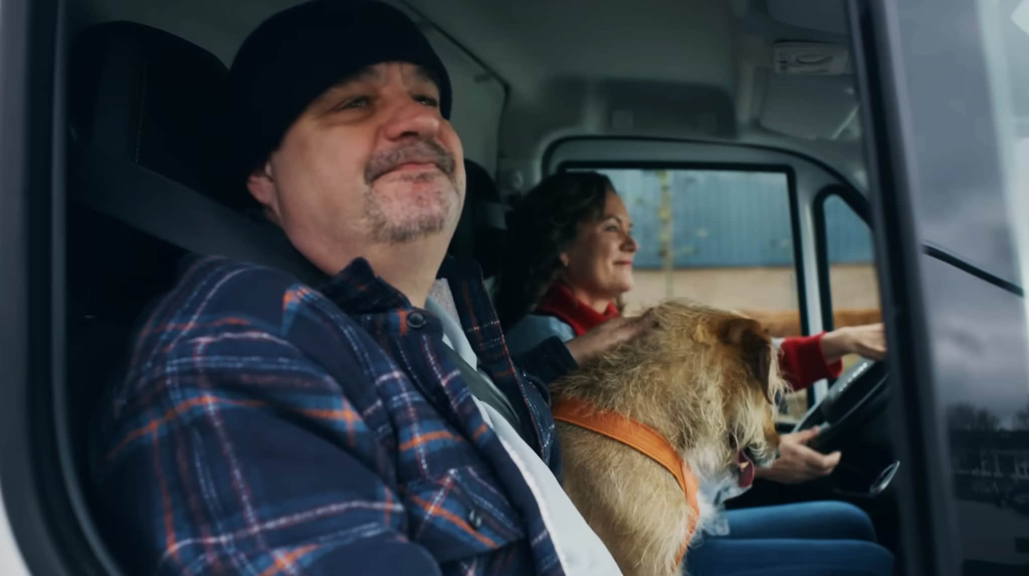 Beeld uit de laatste Jumbo-commercial met (v.l.n.r) Frank Lammers, hond en Maike Meijer. Beeld: Jumbo