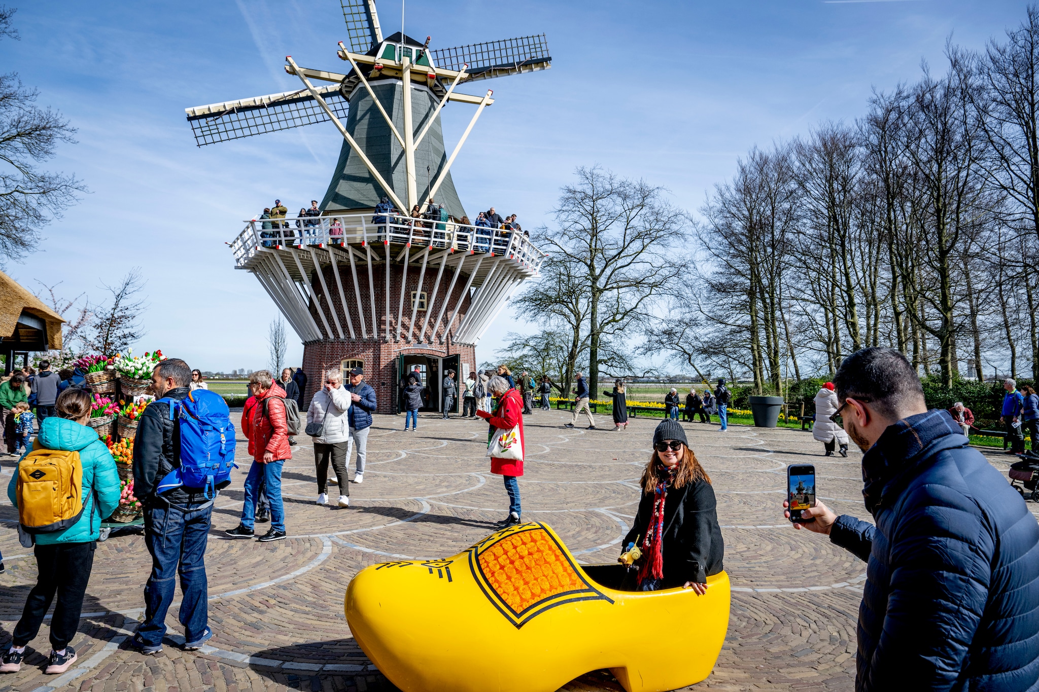 LISSE - Bezoekers in bloemenpark de Keukenhof. Het is de 77e keer dat de bloemententoonstelling wordt gehouden.   ROBIN UTRECHT