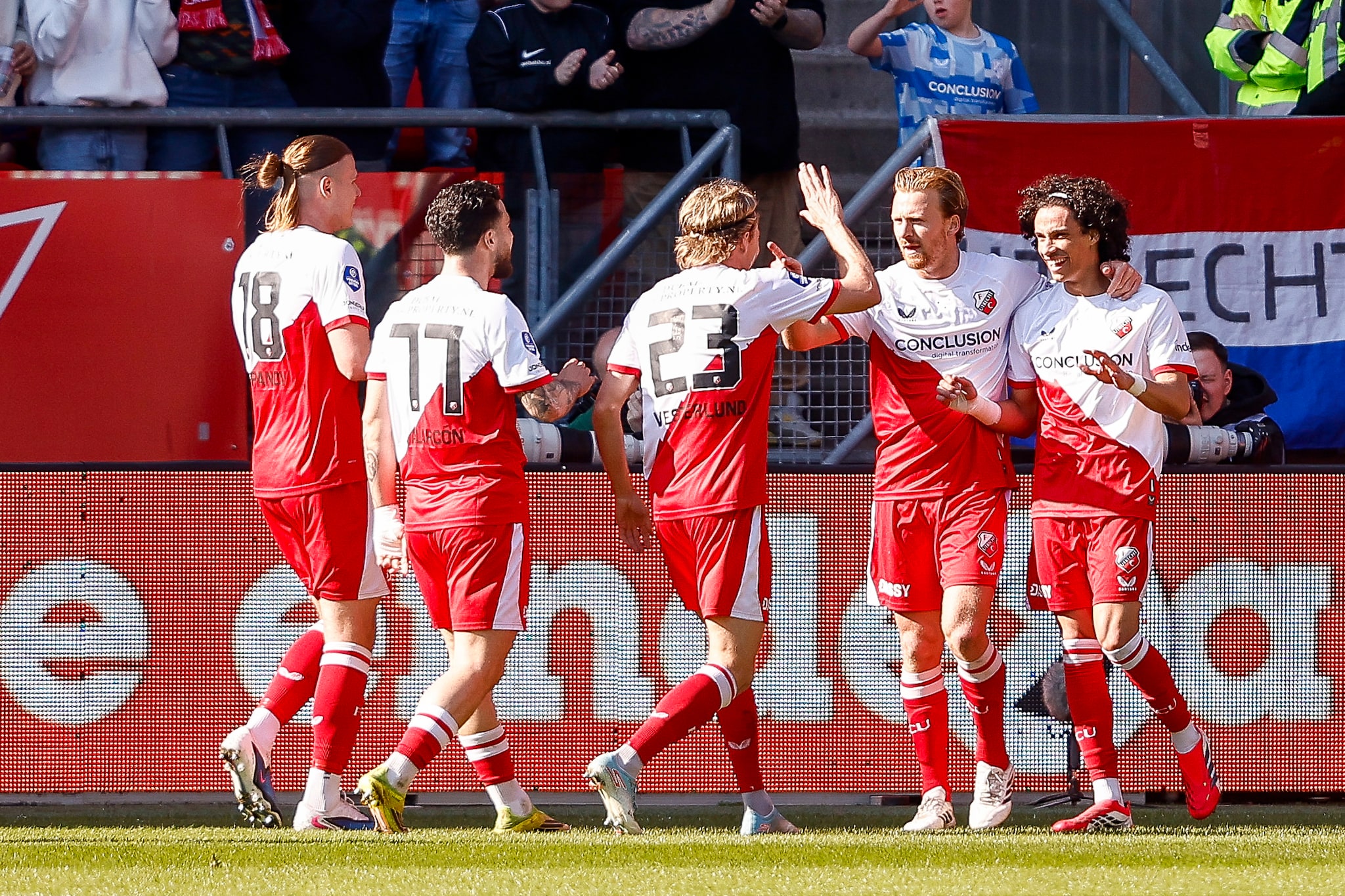 UTRECHT , 22-03-2026 , Stadium De Galgenwaard ,  season 2025 / 2026 , Dutch Eredivisie football . match between FC Utrecht and Go Ahead Eagles, Picture shows goal celebration FC Utrecht player Gjivai Zechiel 1-0 FC Utrecht: Thijs van Es was er algemeen directeur, nu weer als supporter op de tribune. Foto: Pro Shots/Erik Pasman.