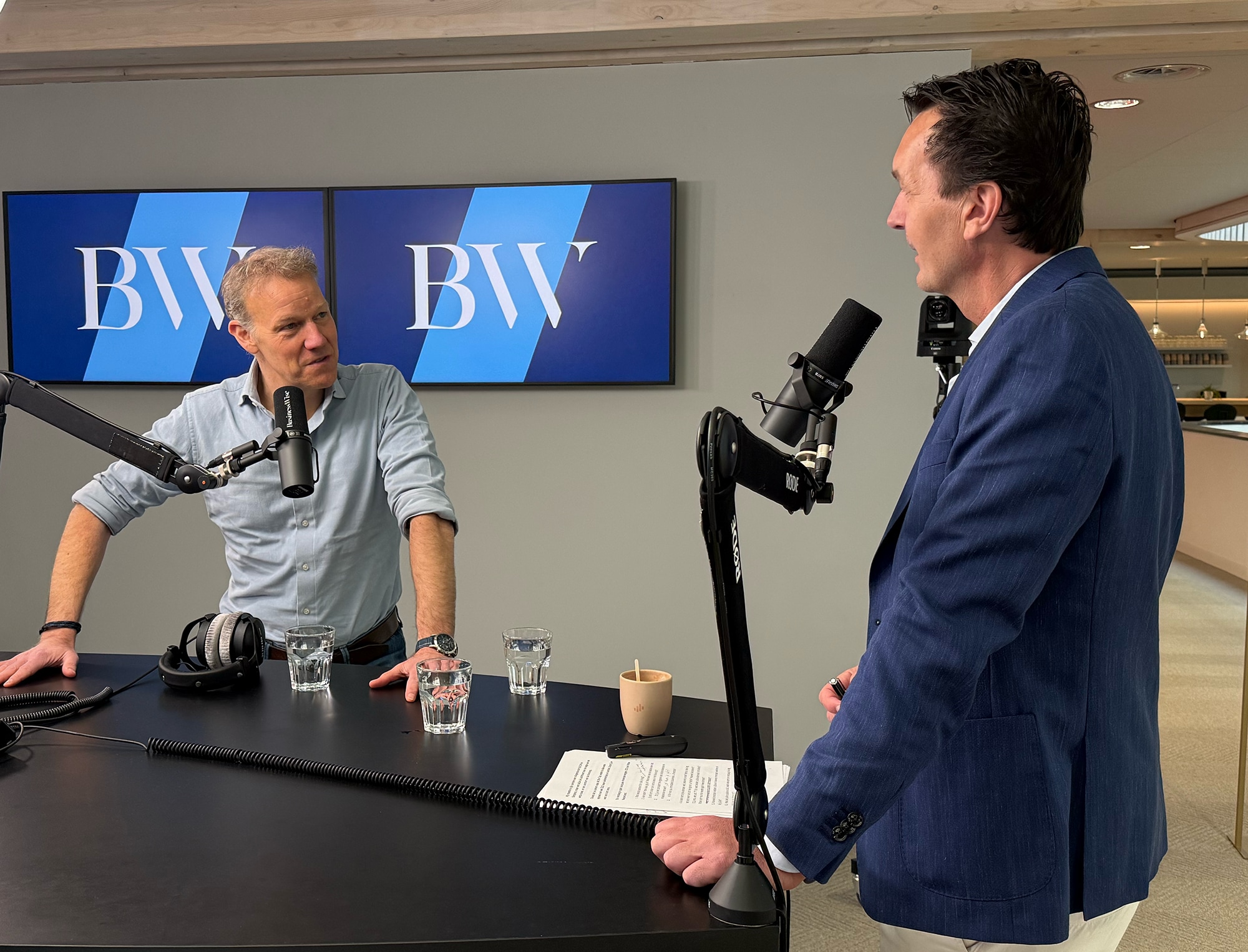 Jacques Hoendervangers, CEO van Pathé, en Paul van Riessen. Foto: BusinessWise Jacques Hoendervangers, CEO van Pathé, in gesprek met Paul van Riessen in de BusinessWise-studio.