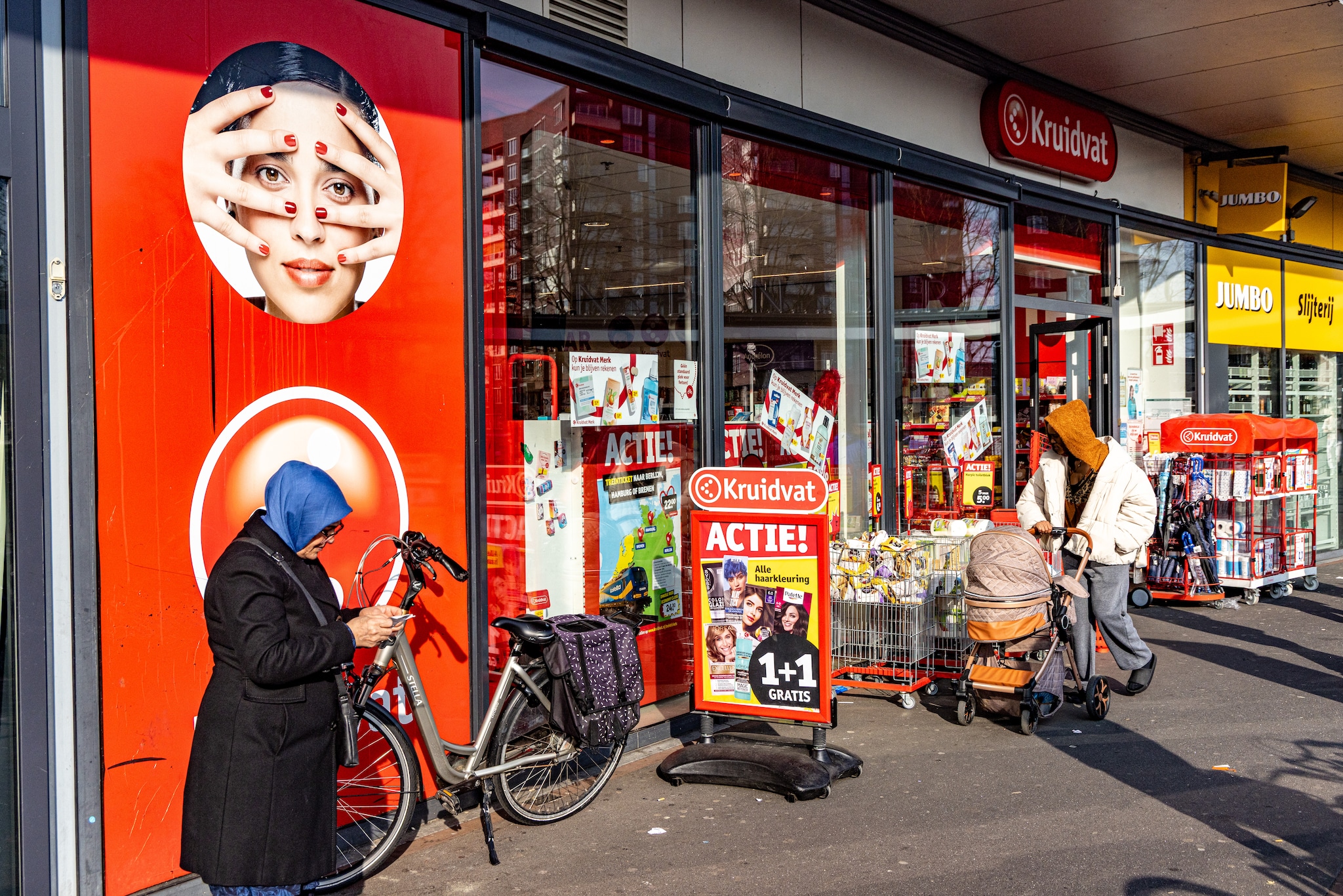 Kruidvat in Zwolle: ook daar wordt dit weekend door het winkelpersoneel gestaakt. AD/Frans Paalman