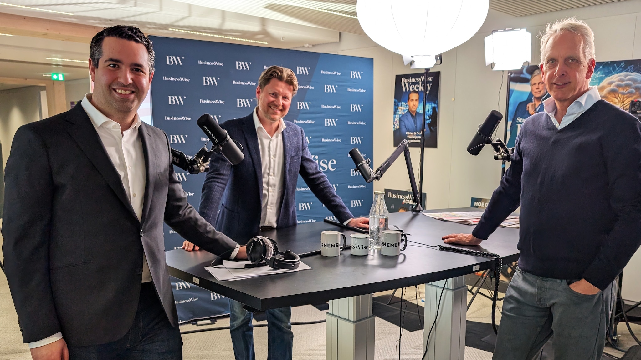 Presentator Olivier de Neve, Well-being expert Alexander Stolze en managing partner van Merx enterprises Geert-Jan van der Snoek in de studio van BusinessWise