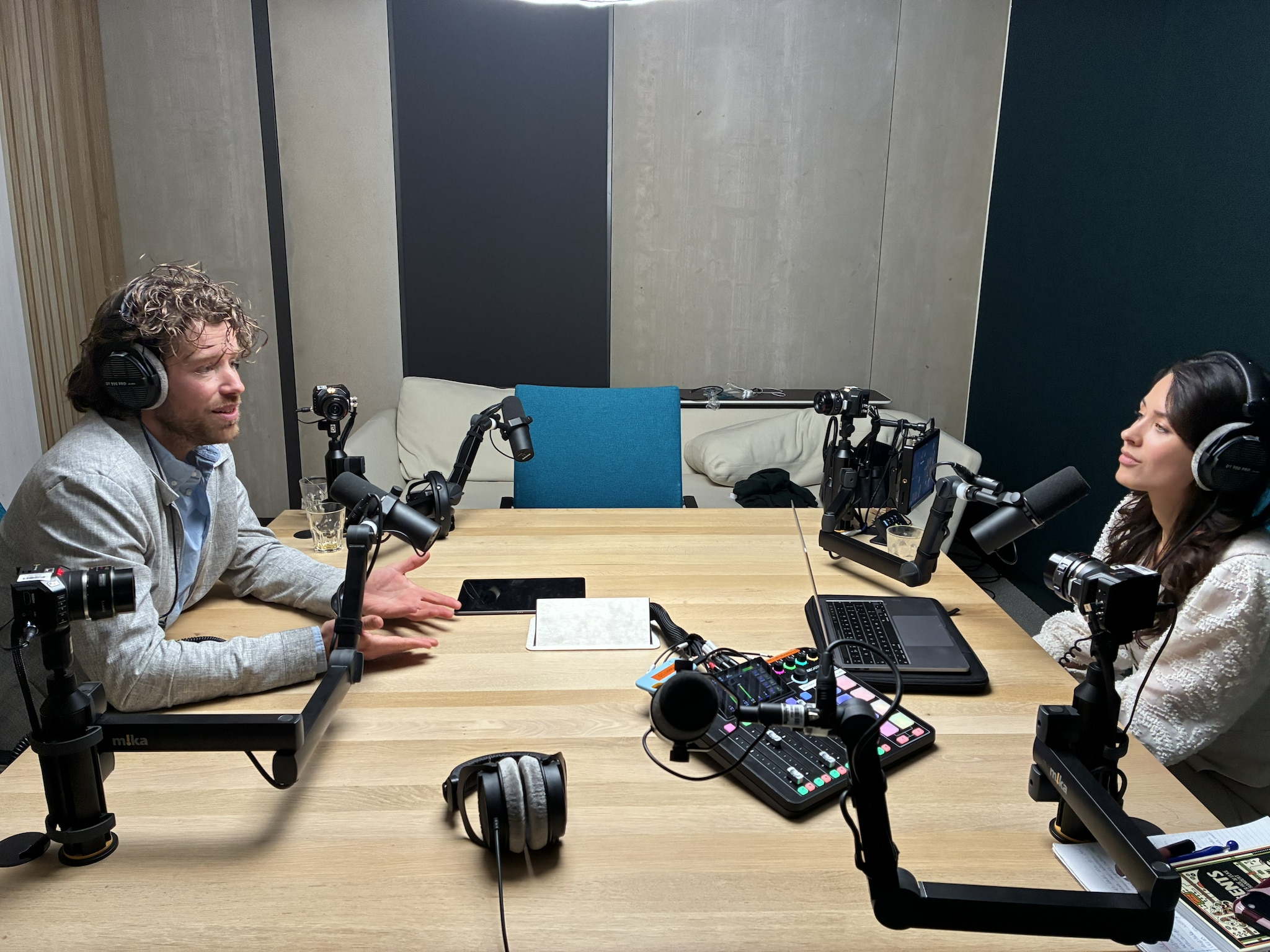 AI-expert Job van den Berg en presentatrice Sascha Worung in de podcaststudio van BusinessWise BusinessWise