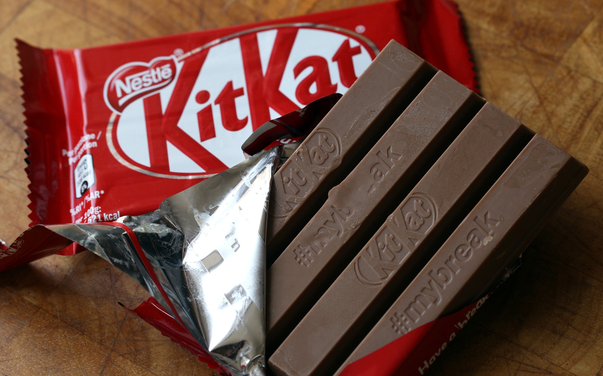 FILE - A KitKat chocolate bar in Rugby, England, on July 25, 2018. (AP Photo/Martin Cleaver, File) Ergens liggen er dus 400.000 van dit soort KitKat-repen... Foto: AP.