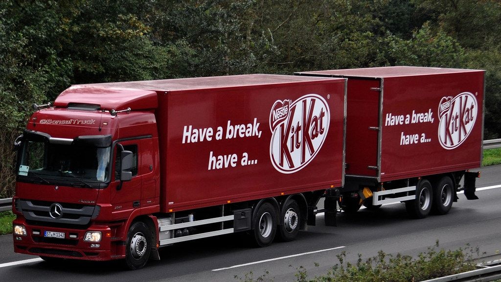 Een opmerkelijke chocoladediefstal zorgt voor veel aandacht op sociale media én in internationale media. Nadat er 12 ton KitKat-repen waren gestolen uit een vrachtwagen die van een fabriek in Italië onderweg was naar Polen, gaan ludieke theorieën rond op het internet.
