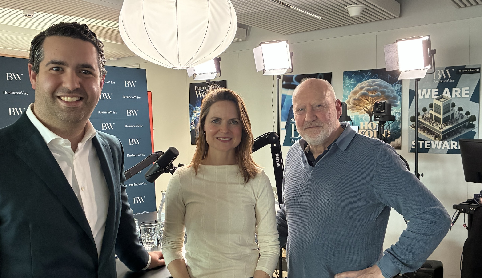 Presentator Olivier de Neve samen met advocaat Judy Sliepen van Fruytiers Lawyers in Business en Leen Zevenbergen, serie-ondernemer, oprichter van B Lab Europe en ESG-ambassadeur.