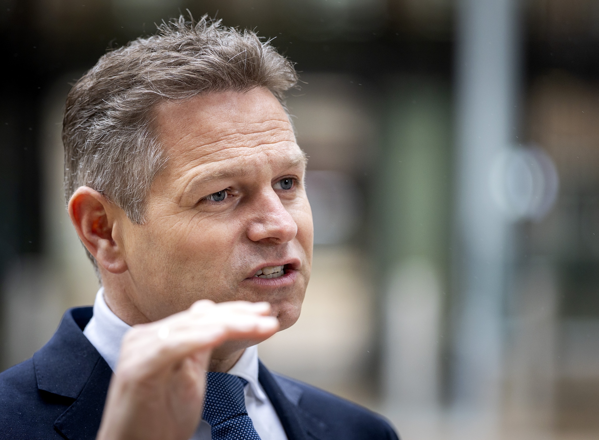 2026-04-02 10:57:09 DEN HAAG - Jo-Annes de Bat, staatssecretaris van Klimaat en Groene Groei komt aan bij het ministerie van Algemene Zaken voor de wekelijkse ministerraad. De vergadering is een dag vervroegd vanwege Goede Vrijdag. KOEN VAN WEEL / ANP Jo-Annes Bat, staatssecretaris van Klimaat en Groene Groei: ‘Het stroomnet gaat per 1 juli voor het deel rond de stad Utrecht helemaal op slot. Alle nieuwe aanvragen belanden op de wachtlijst, ook voor kleinverbruikers of mensen die thuis een zwaardere aansluiting willen’.