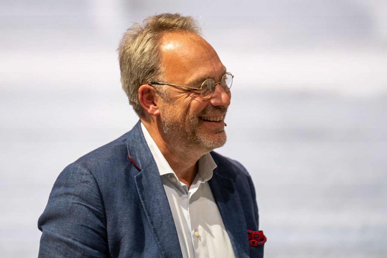 Stef Heutink, creatief directeur bij IVRM, bureau voor reputatiemanagement. Stef Heutink, creatief directeur bij IVRM, stelt: gewoon doen, adverteren straks bij het Songfestival of het WK.