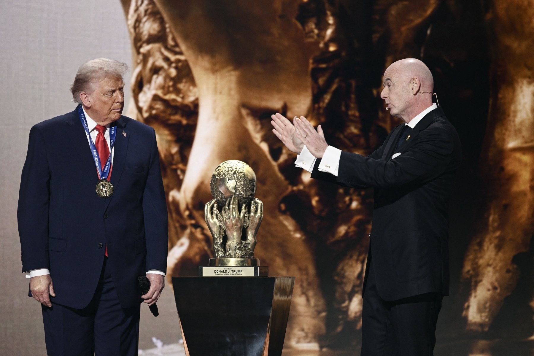 FIFA-baas Gianno Infantino overhandigt de Amerikaanse president Donald Trump de FIFA Peace Prize (december 2025).  FIFA-baas Gianno Infantino overhandigt de Amerikaanse president Donald Trump de FIFA Peace Prize - en maakte even later een selfie (december 2025).