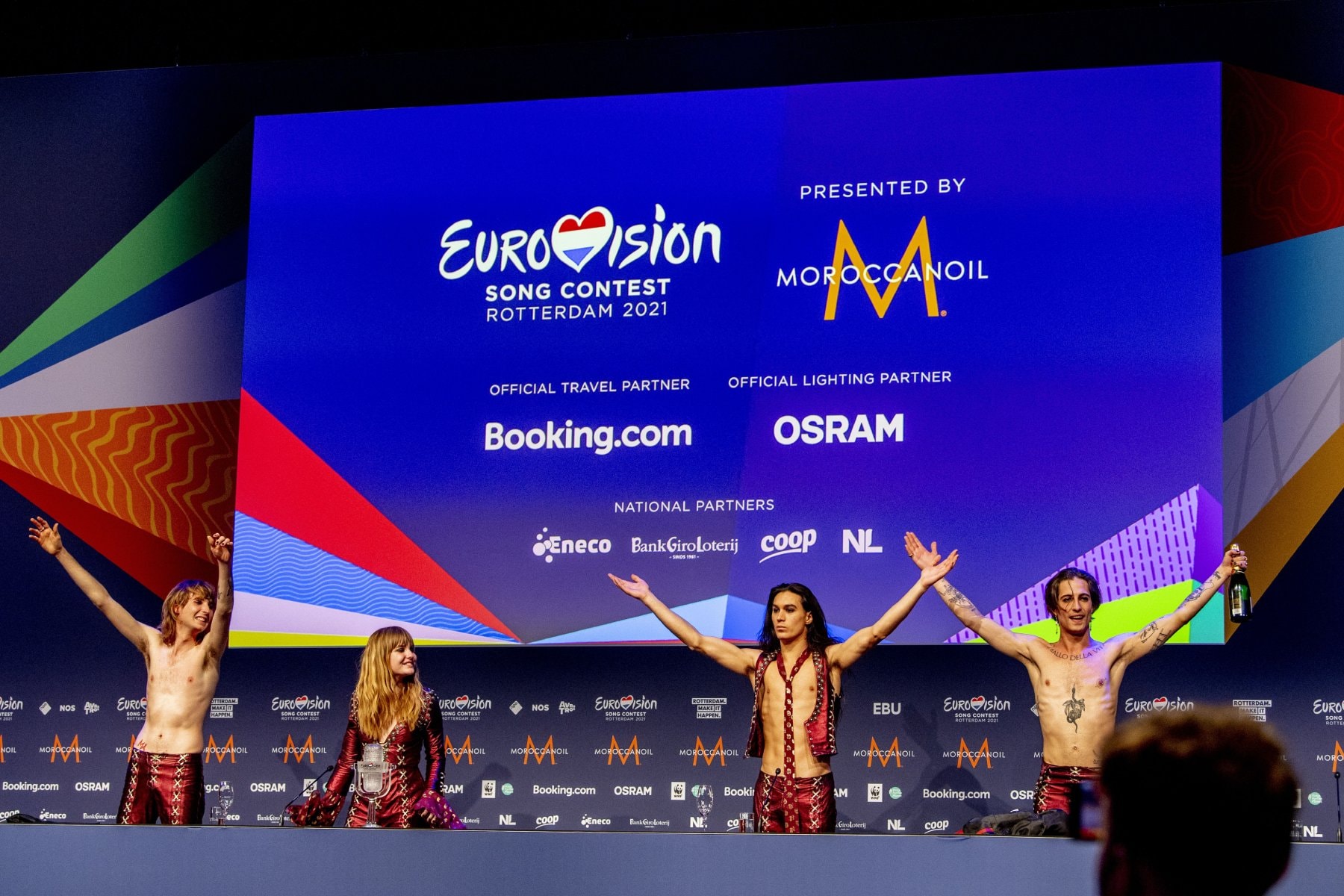 Maneskin, winnaar van het Eurovisie Songfestival 2021 in Rotterdam, poserend voor het scherm met alle - ook Nederlandse - sponsors.