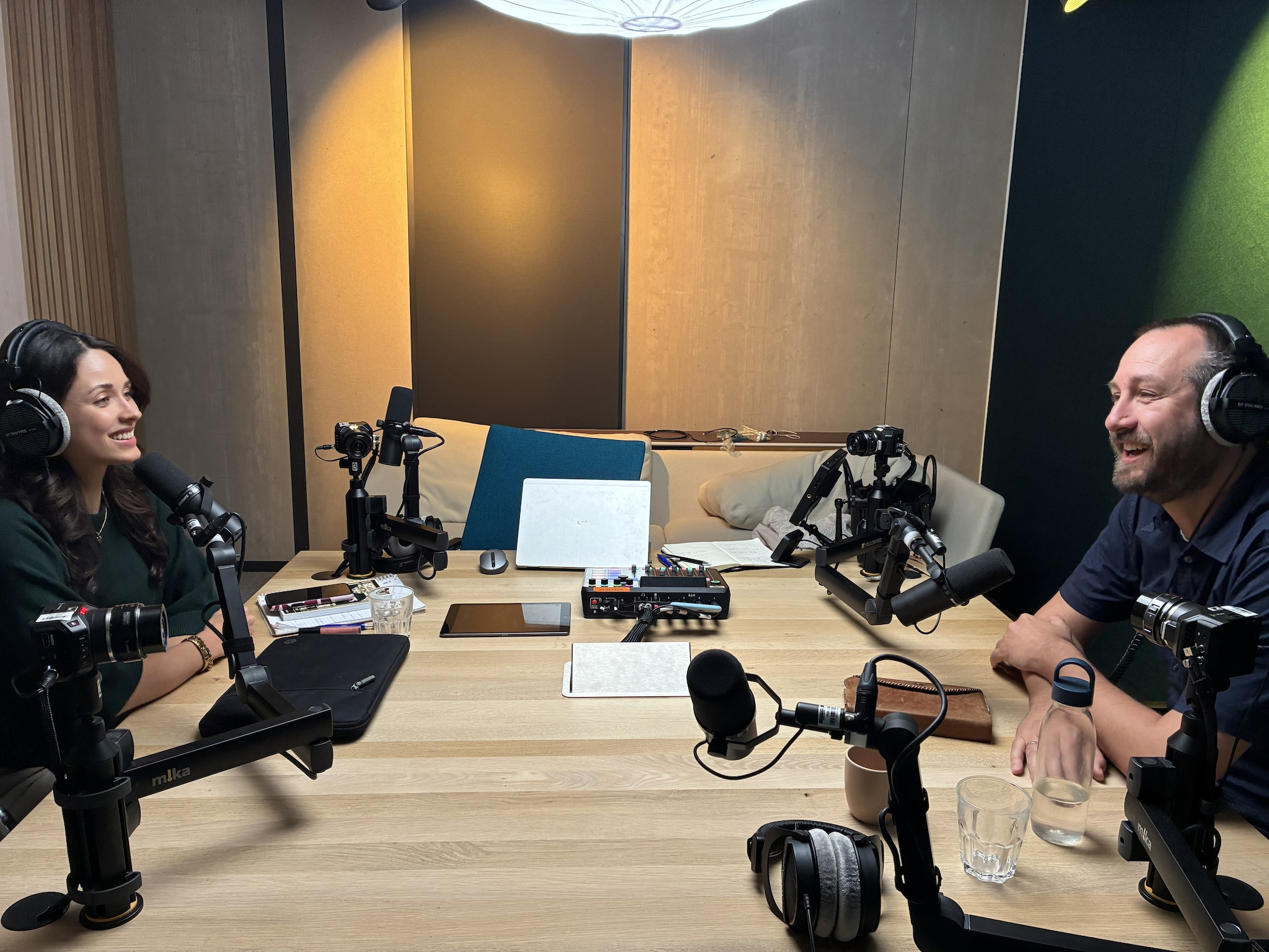 Presentatrice Sascha Worung en Thomas Lapperre, oprichter van Bloeise, in de studio van BusinessWise. Presentatrice Sascha Worung (links) en Thomas Lapperre, oprichter van Bloeise, in de studio van BusinessWise.