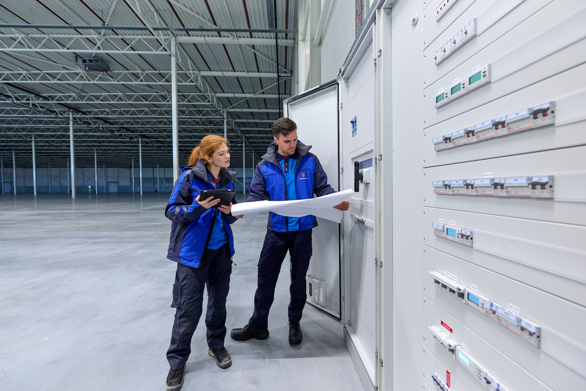 Een van de vrouwelijke technici bij Hoppenbrouwers samen met haar collega.  Hoppenbrouwers