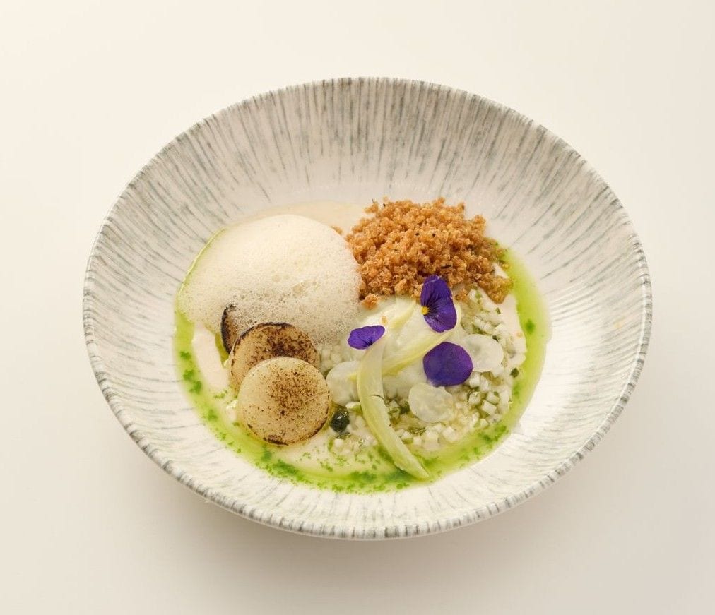 Het dessert van Sodexo-chefkok Robert Janse: een semifreddo van havermout met appel en dekiemgroente atsina. Zo. Dit schotelt Sodexo-chefkok Robert Janse neer in het bedrijfsrestauramy: een semifreddo van havermout met appel en de kiemgroente atsina. Omdat het kan.