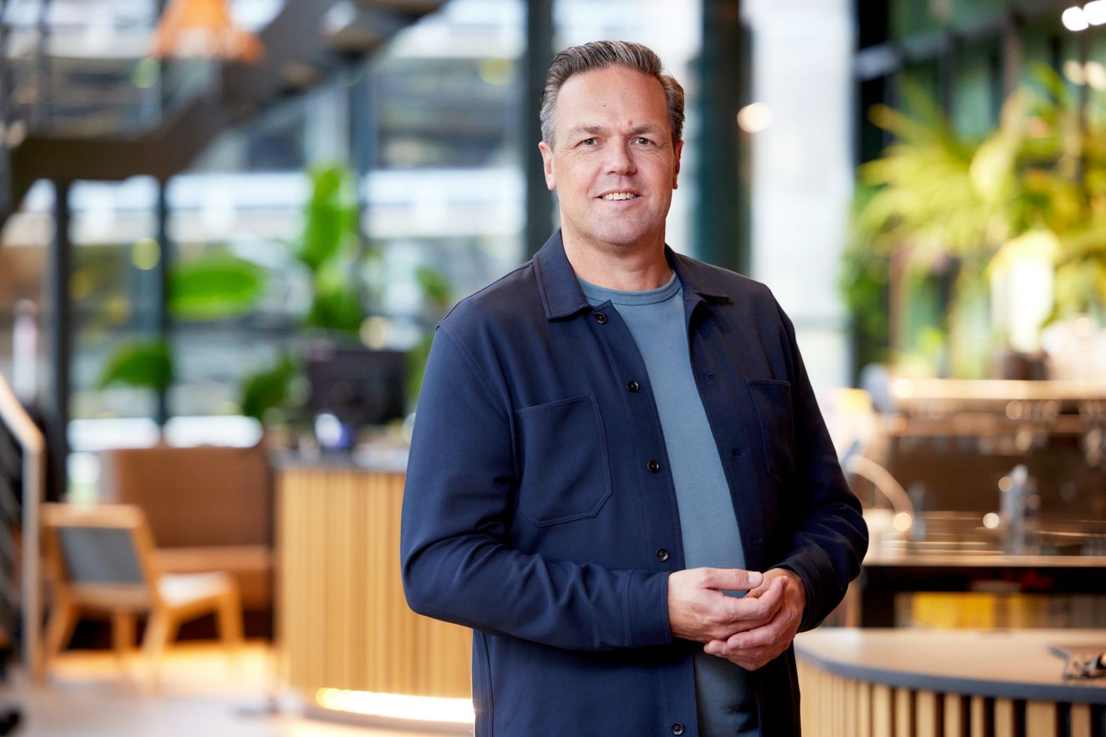 David van Stijn van Sodexo. David van Stijn, directeur strategie, marketing en communicatie bij Sodexo: ‘Bij onze restaurants kunnen mensen ook pre-orderen en betalen. Dan weet je precies wat je vooraf moet koken. Ook zo voorkomen we dat we te veel eten serveren’.