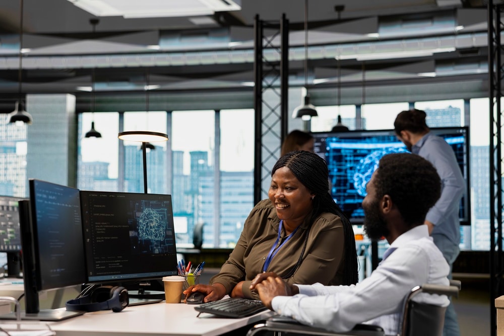 Medewerkers die samen met AI experimenteren. Foto: Shutterstock