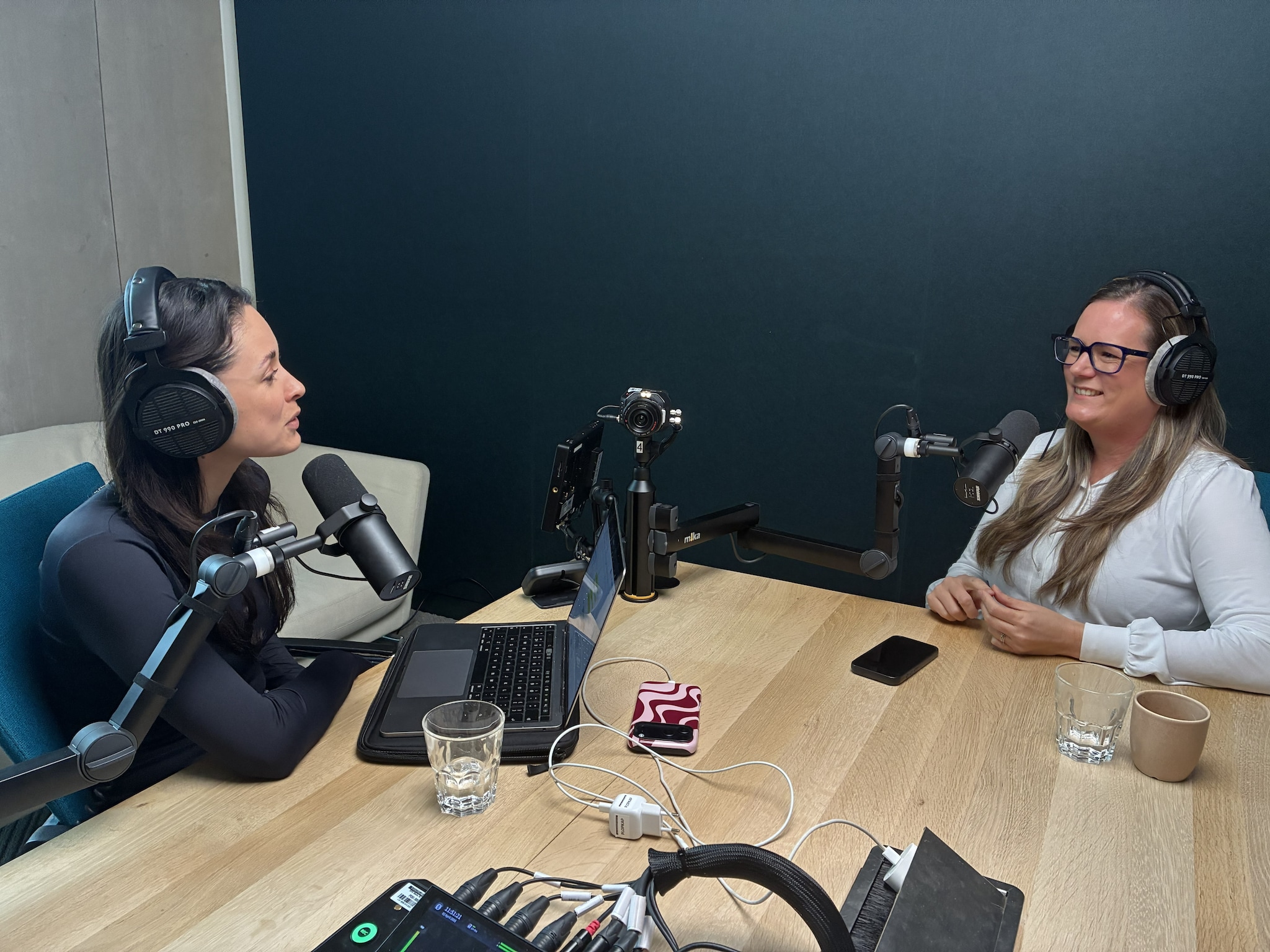 Liesbeth Wijlaars, oprichter van The AI Playground, samen met Sacha Worung in de podcaststudio van BusinessWise. BusinessWise