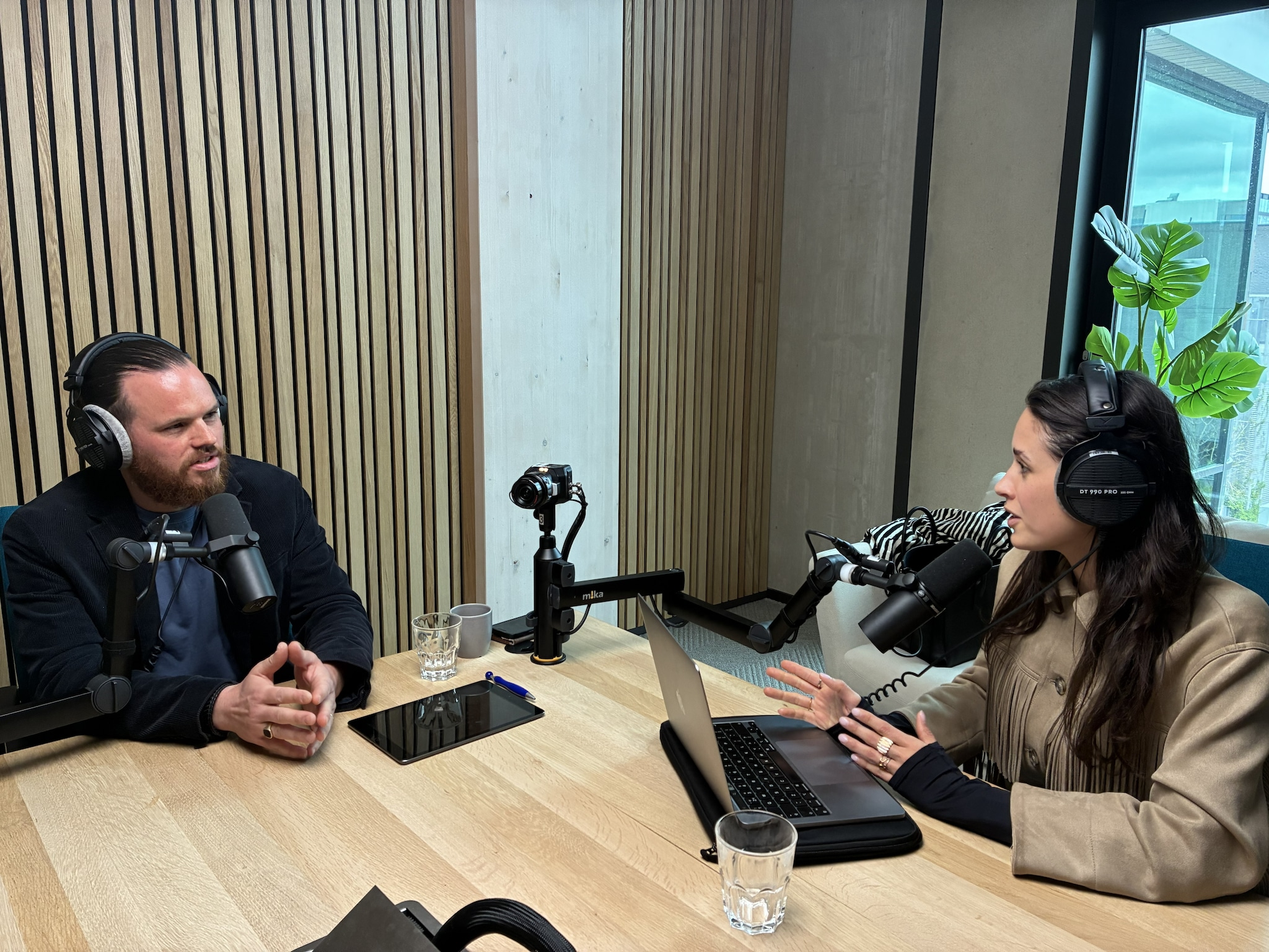 AI-filmmaker Jan-Willem Blom en presentatrice Sascha Worung in de podcaststudio van BusinessWise. Foto: BusinessWise  AI-filmmaker Jan-Willem Blom en presentator Sascha Worung in de podcaststudio van BusinessWise.