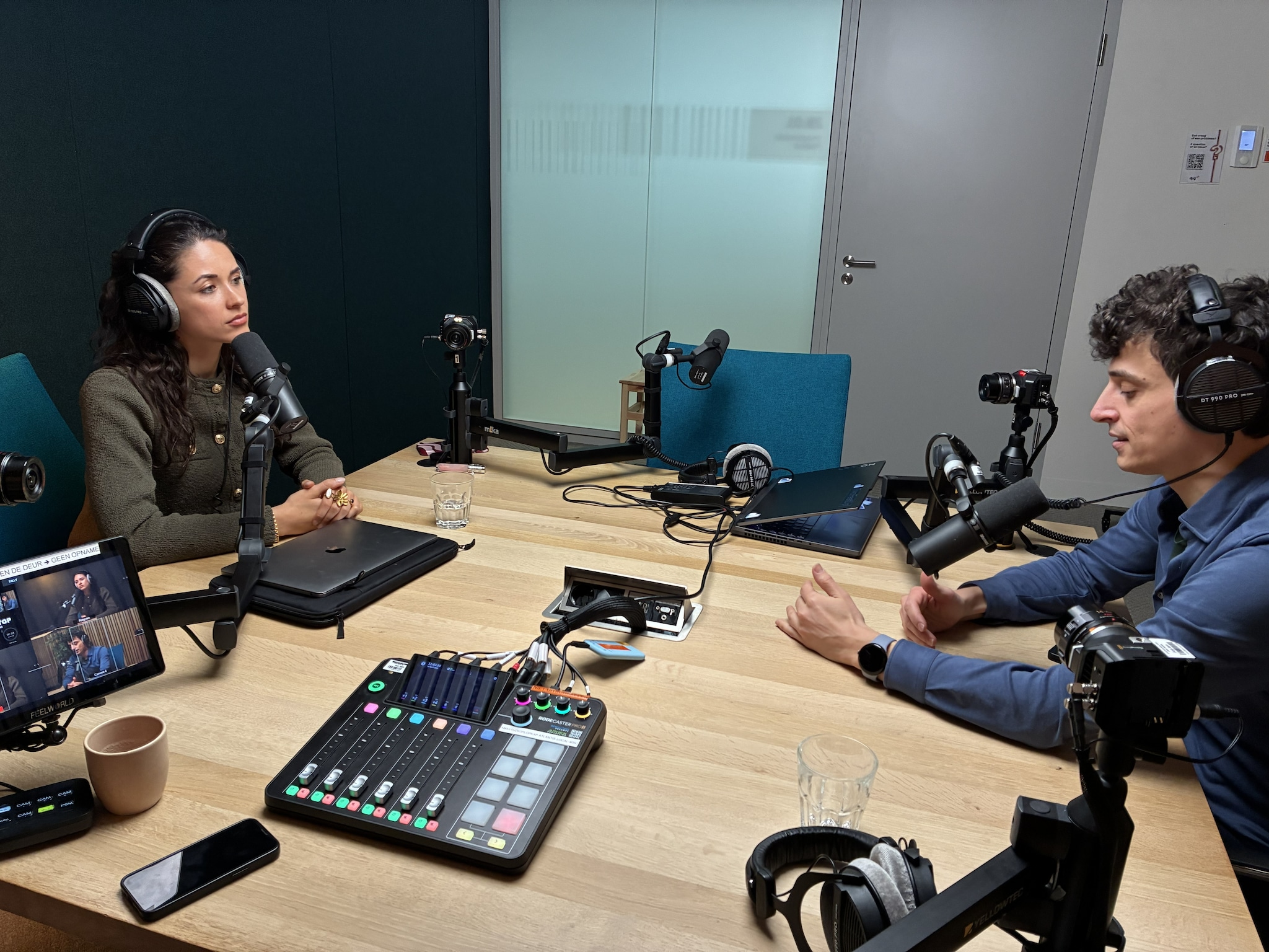 Vibecoder Wouter van den Bijgaart met presentatrice Sascha Worung in de podcaststudio van BusinessWise. Foto: BusinessWise Vibecoder Wouter van den Bijgaart met presentatrice Sascha Worung in de podcaststudio van BusinessWise. Foto: BusinessWise