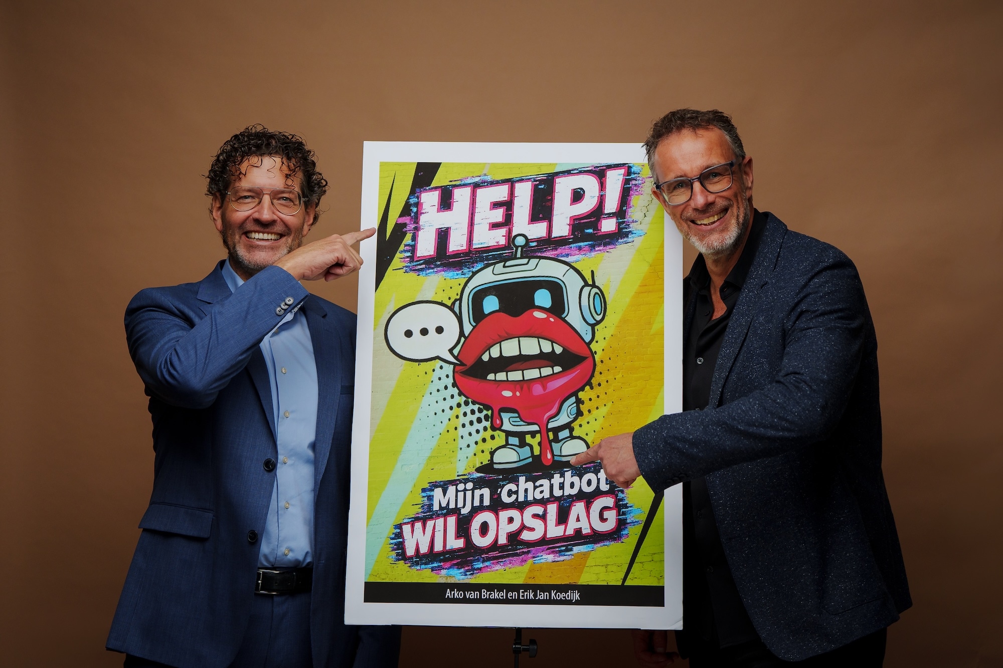 Erik Jan Koedijk en Arko van Brakel met hun nieuwe boek 'Help, mijn chatbot wil opslag'. Foto: Robin van der Spek