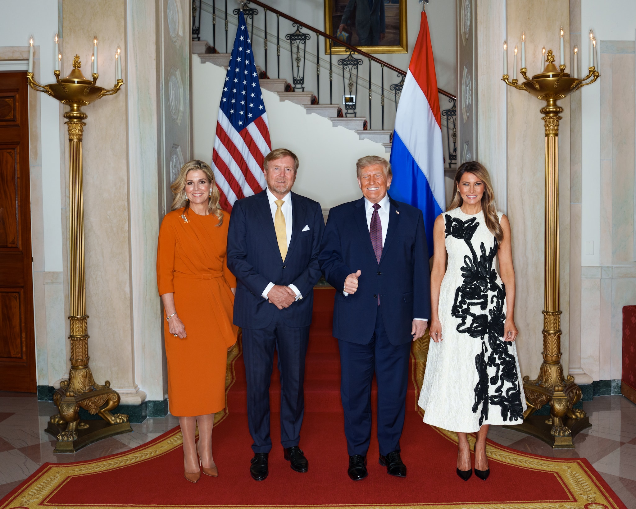 President Donald J. Trump and First Lady Melania Trump greet King Willem-Alexander and Queen Maxima of the Netherlands, and Prime Minister Rob Jetten of the Netherlands, Monday, April 13, 2026, in the Diplomatic Reception Room of the White House., Credit:Andrea Hanks / Avalon ‘Tjonge, wat is Melania strakgetrokken hè? Kon jij wel zien wanneer ze lachte?’ ‘En Donald dan, ik dacht dat ik Oranje was, maar vergeleken met hem...’ Foto: NLBeeld.