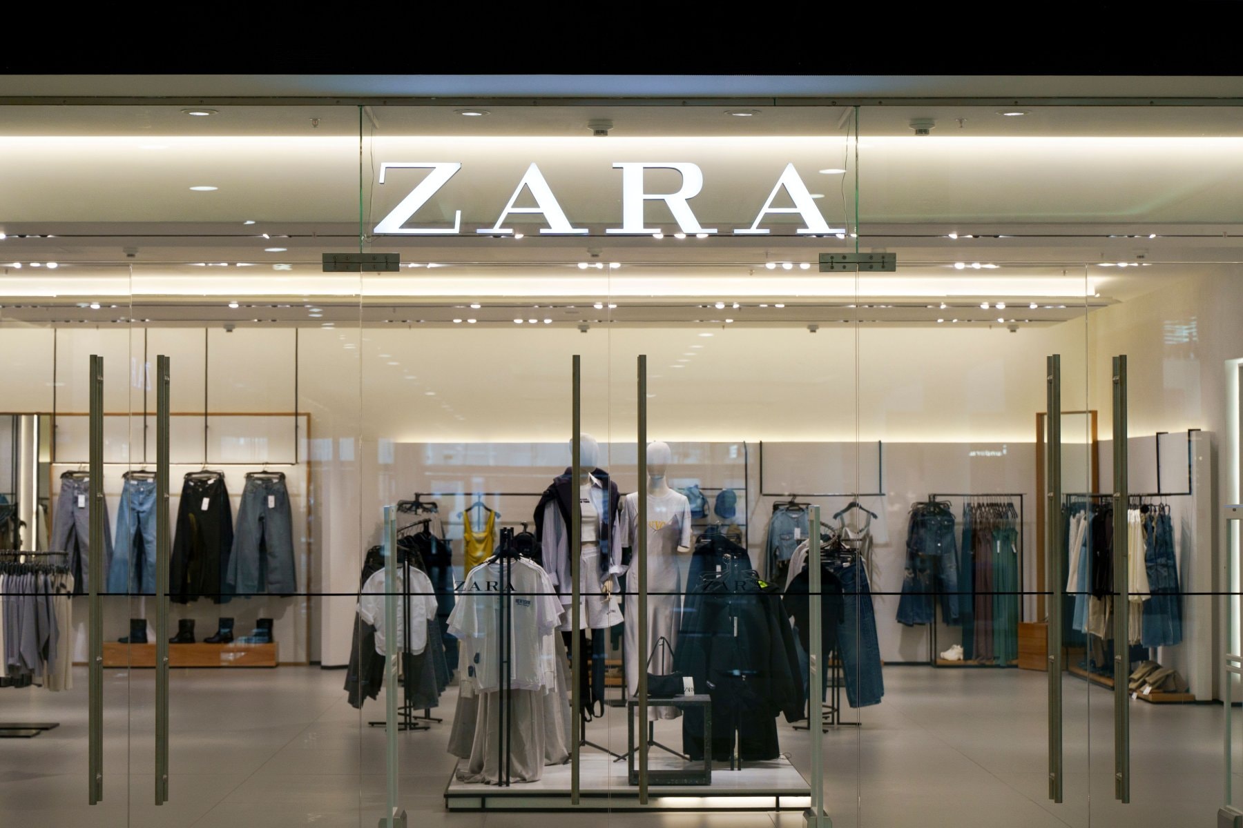 Zara heeft wereldwijd momenteel ongeveer 2.000 fysieke winkels. Deze vestigingen zijn strategisch verspreid over bijna 90 verschillende landen. Zara heeft wereldwijd momenteel ongeveer 2.000 fysieke winkels. Deze vestigingen zijn strategisch verspreid over bijna 90 verschillende landen. Foto: Shutterstock.
