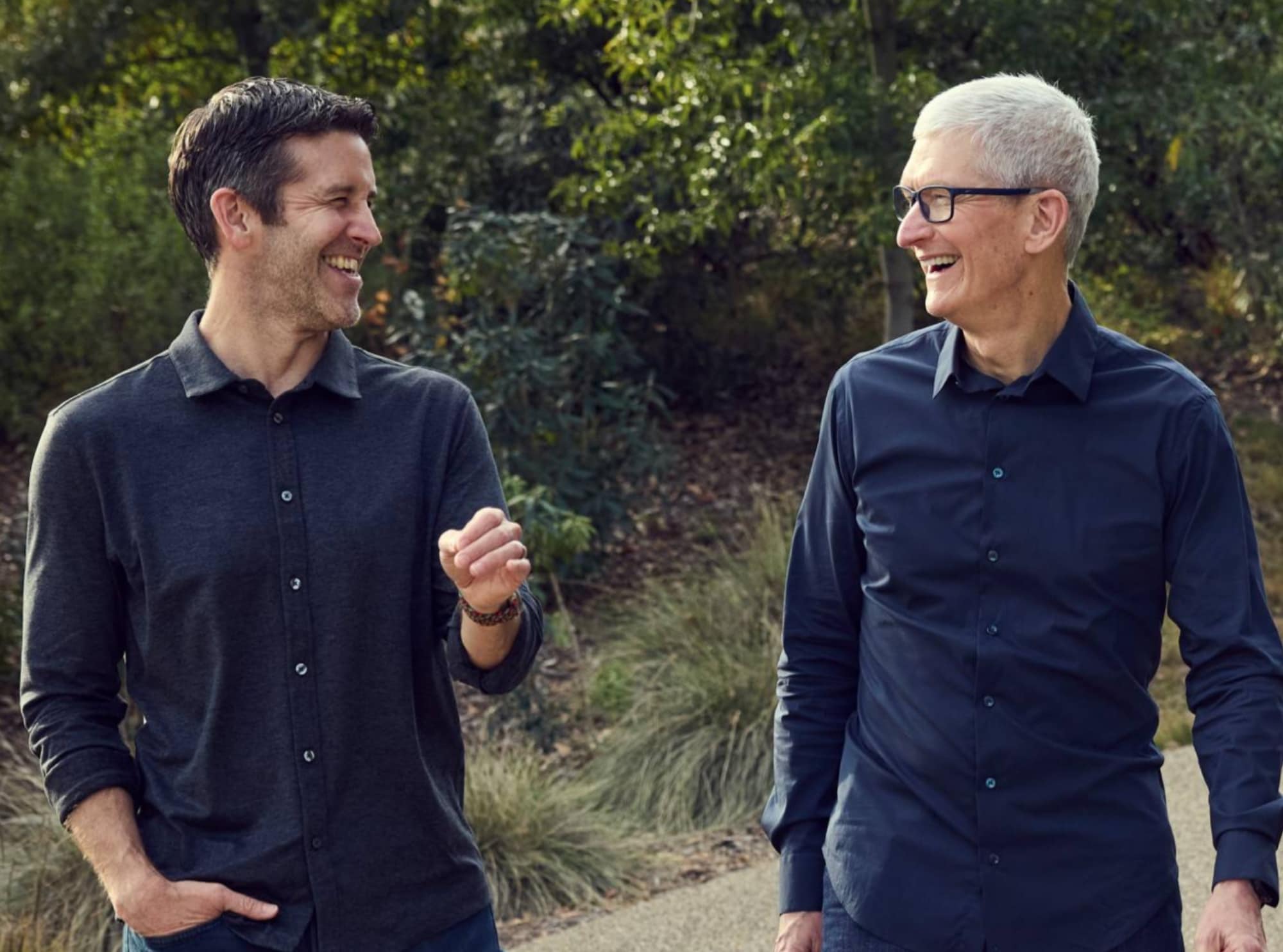 John Ternus en zijn voorganger Tim Cook in Apple Park.