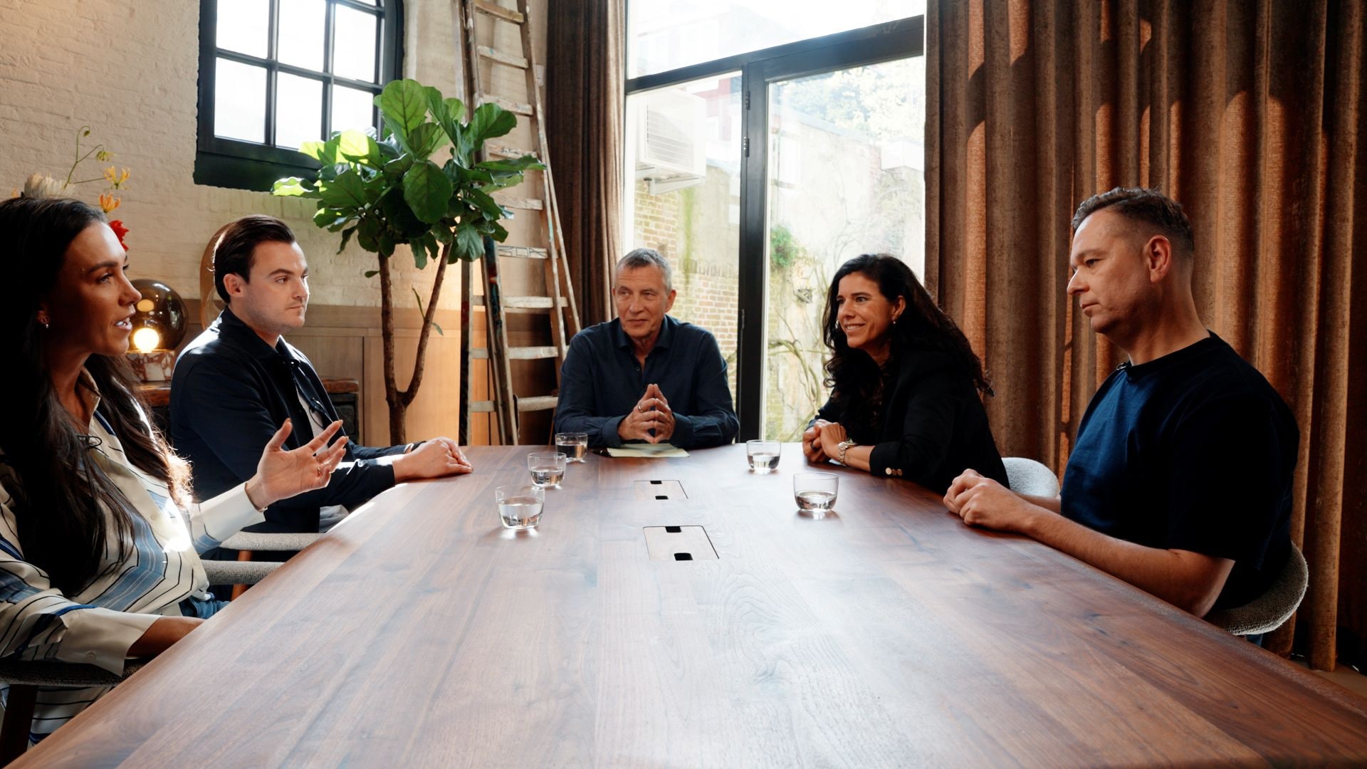 Vier van de founders van House of Founders bijeen in De Ondernemer Roundtable, met presentator Thomas Hendriks. Een bijzonder Roundtable met v.l.n.r.: Sharon Klaver, Lars Freriks„ Marleen Evertsz en Hans Scheffer terug op het experiment House of Founders. Midden: gespreksleider Thomas Hendriks. Foto: Dingena Mol.