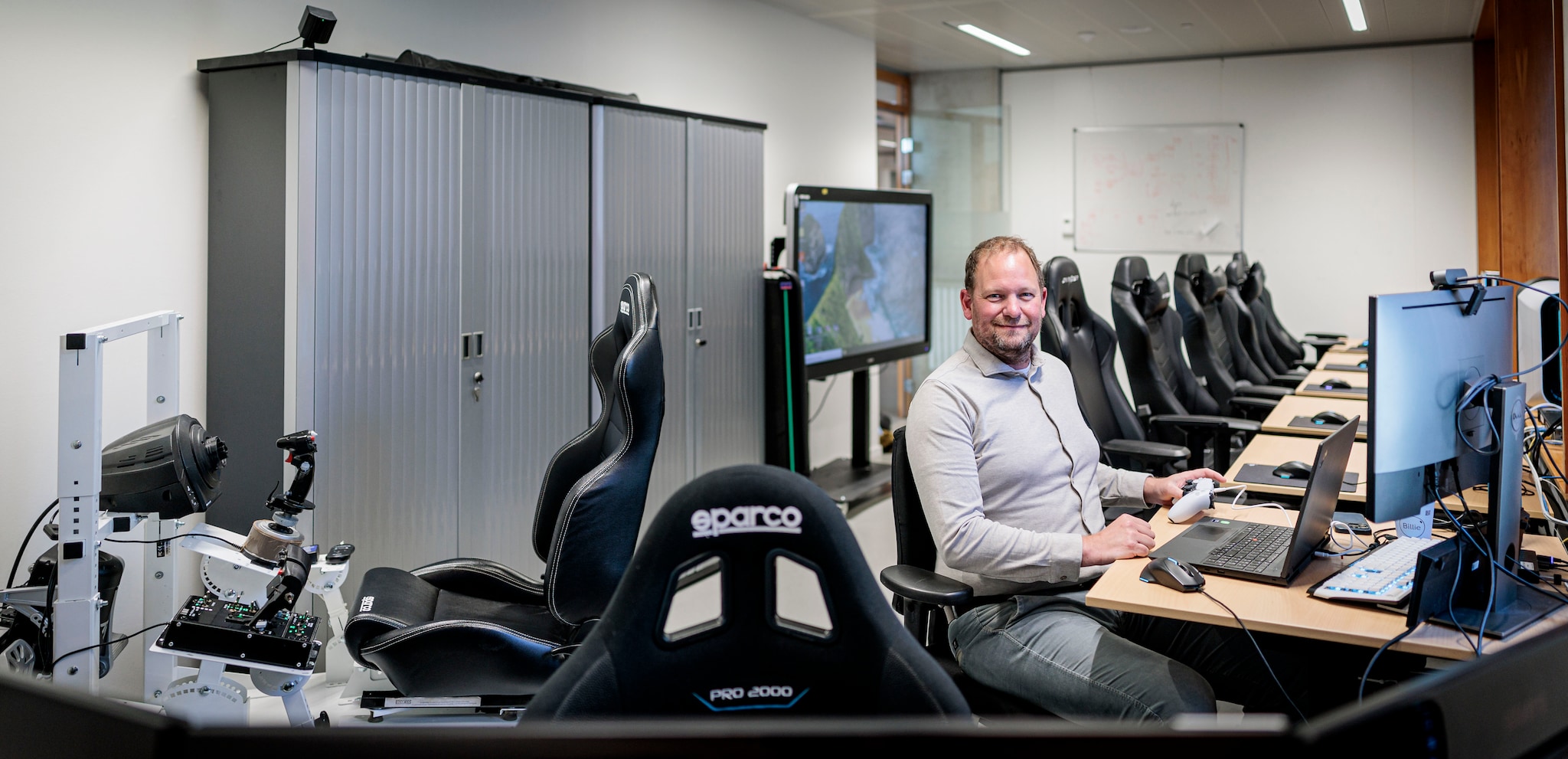 Guido Bruinsma van de Universiteit Twente in het e-sportslab waarin hij onderzoek doet.