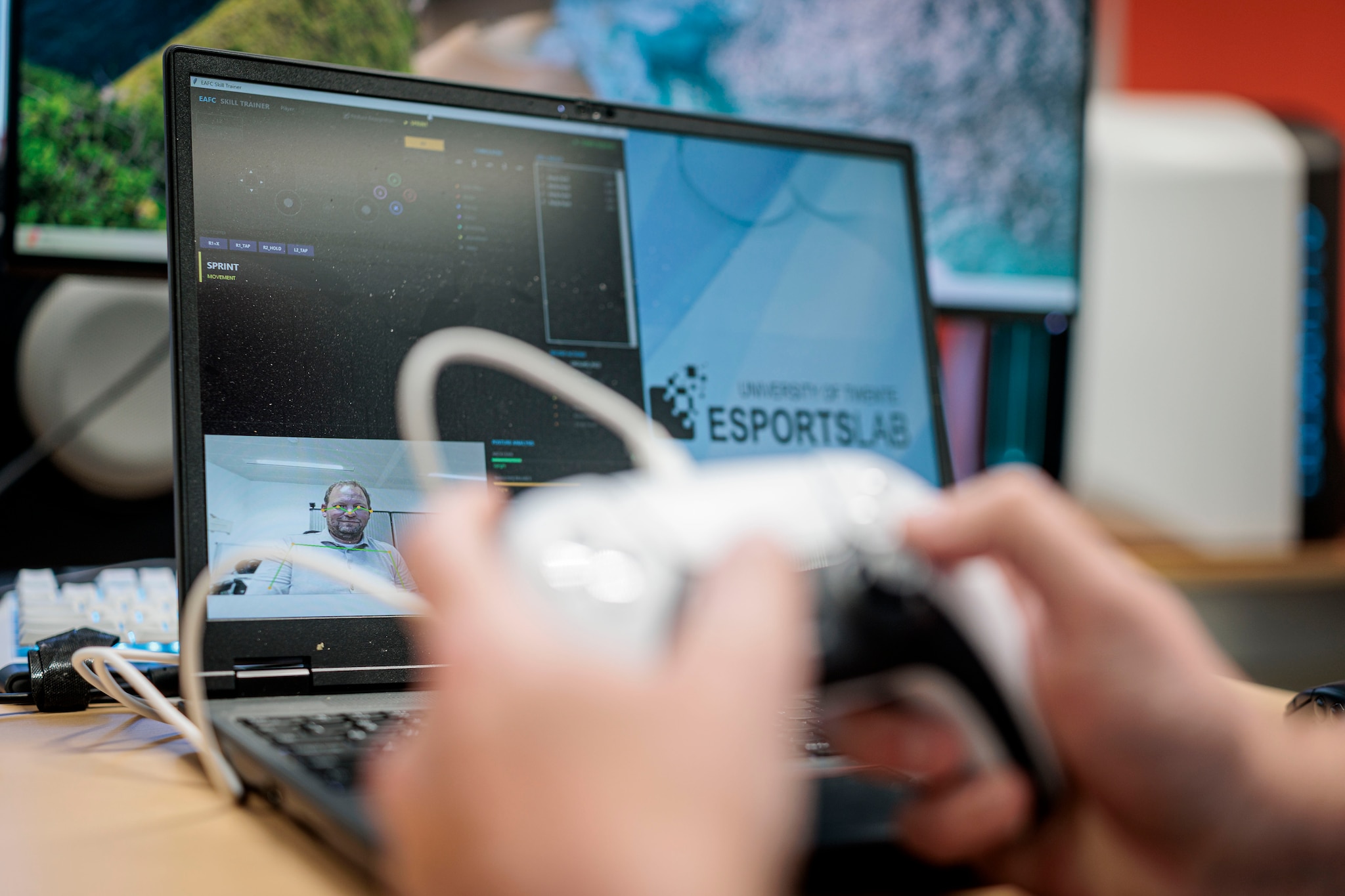 Een zelfgebouwde FIFA-tool op het scherm voor Bruinsma beoordeelt of zijn zithouding al dan niet goed is.  Foto: AD/Emiel Muijderman.